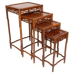 Ensemble de quatre tables chinoises en bois dur