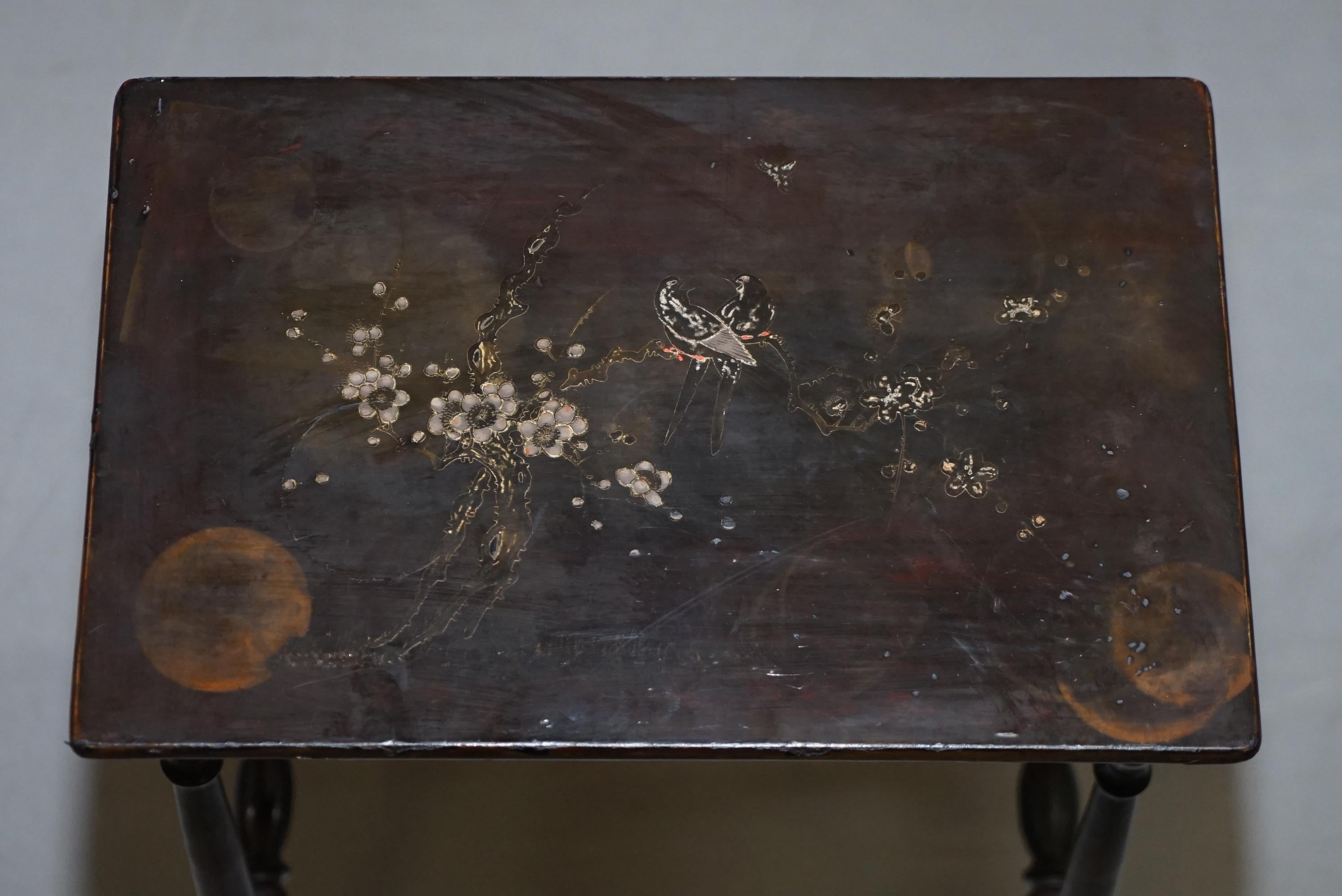 Nest of Four circa 1900 Chinese Chinoiserie Lacqurered Tables Hand Painted For Sale 10