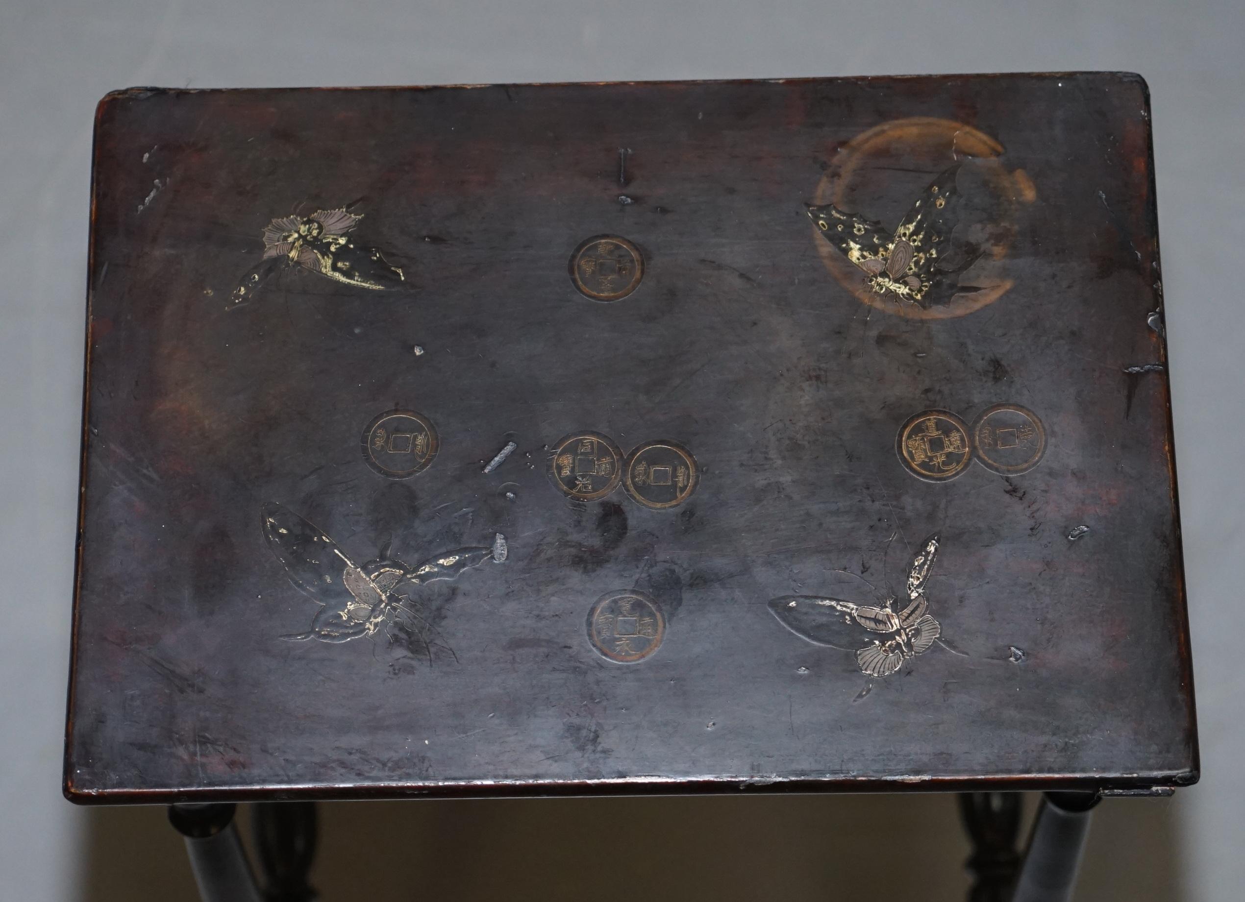 Nest of Four circa 1900 Chinese Chinoiserie Lacqurered Tables Hand Painted For Sale 13