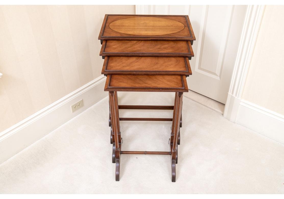 Incrusté Nid de quatre tables gigognes en acajou de style Regency en vente