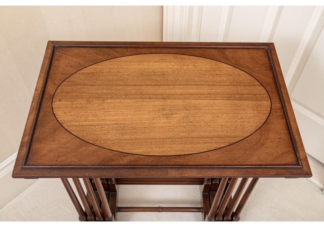20ième siècle Nid de quatre tables gigognes en acajou de style Regency en vente