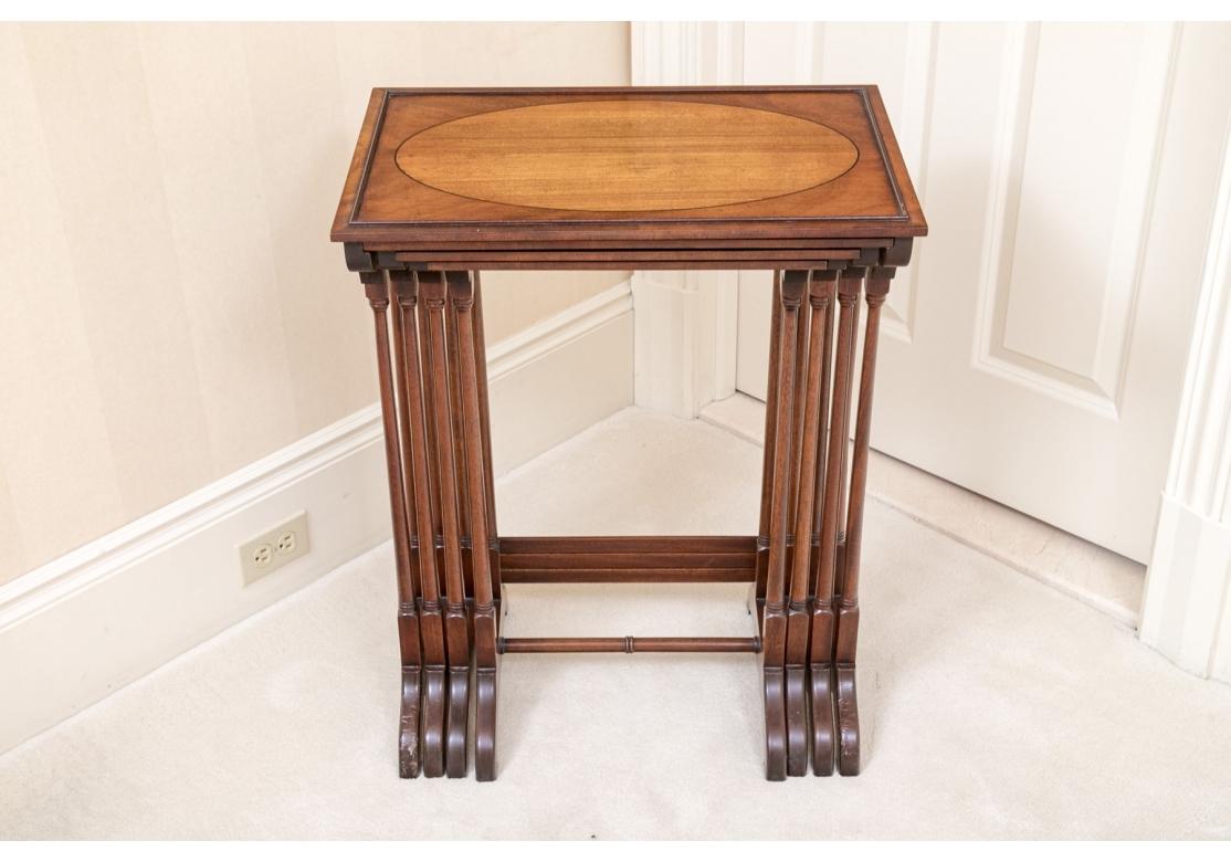 Bois Nid de quatre tables gigognes en acajou de style Regency en vente