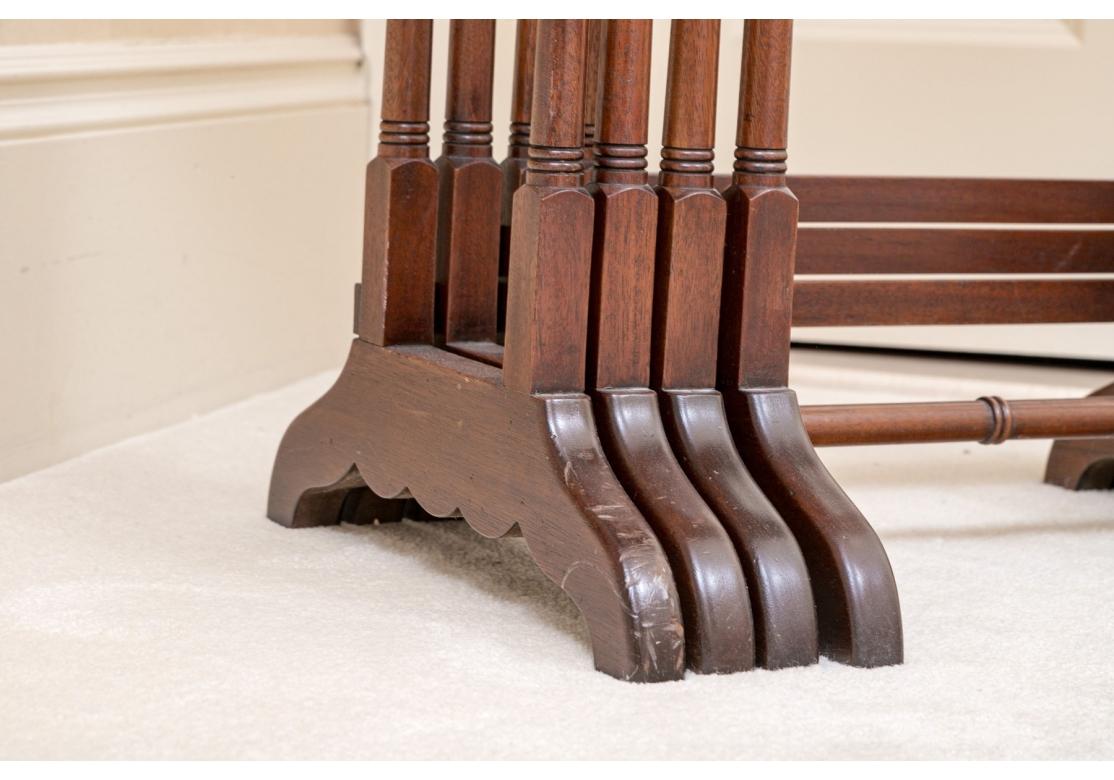 Nid de quatre tables gigognes en acajou de style Regency en vente 1