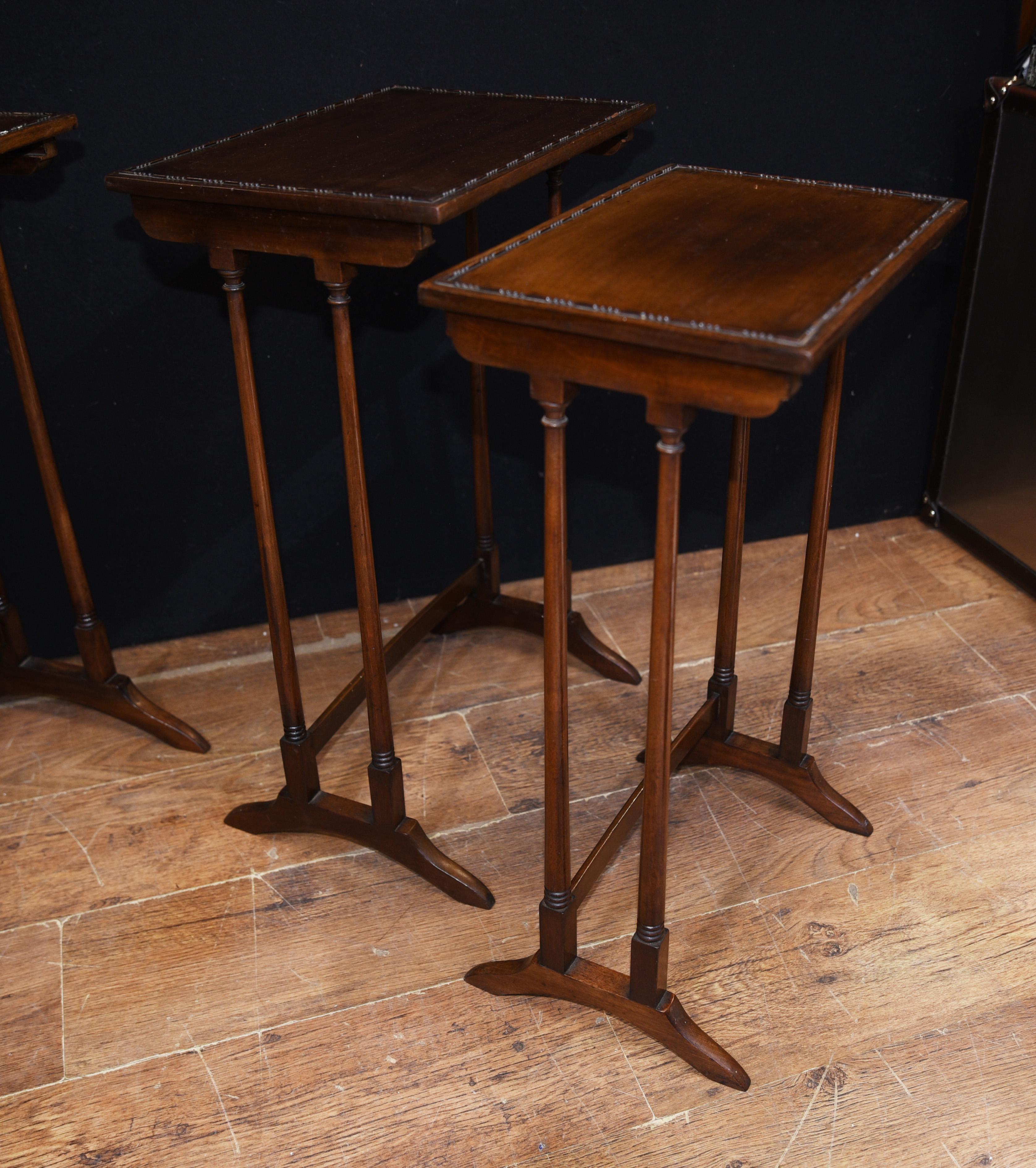 Ensemble de quatre tables de style Régence datant d'environ 1920 avec bordures sculptées en vente 5