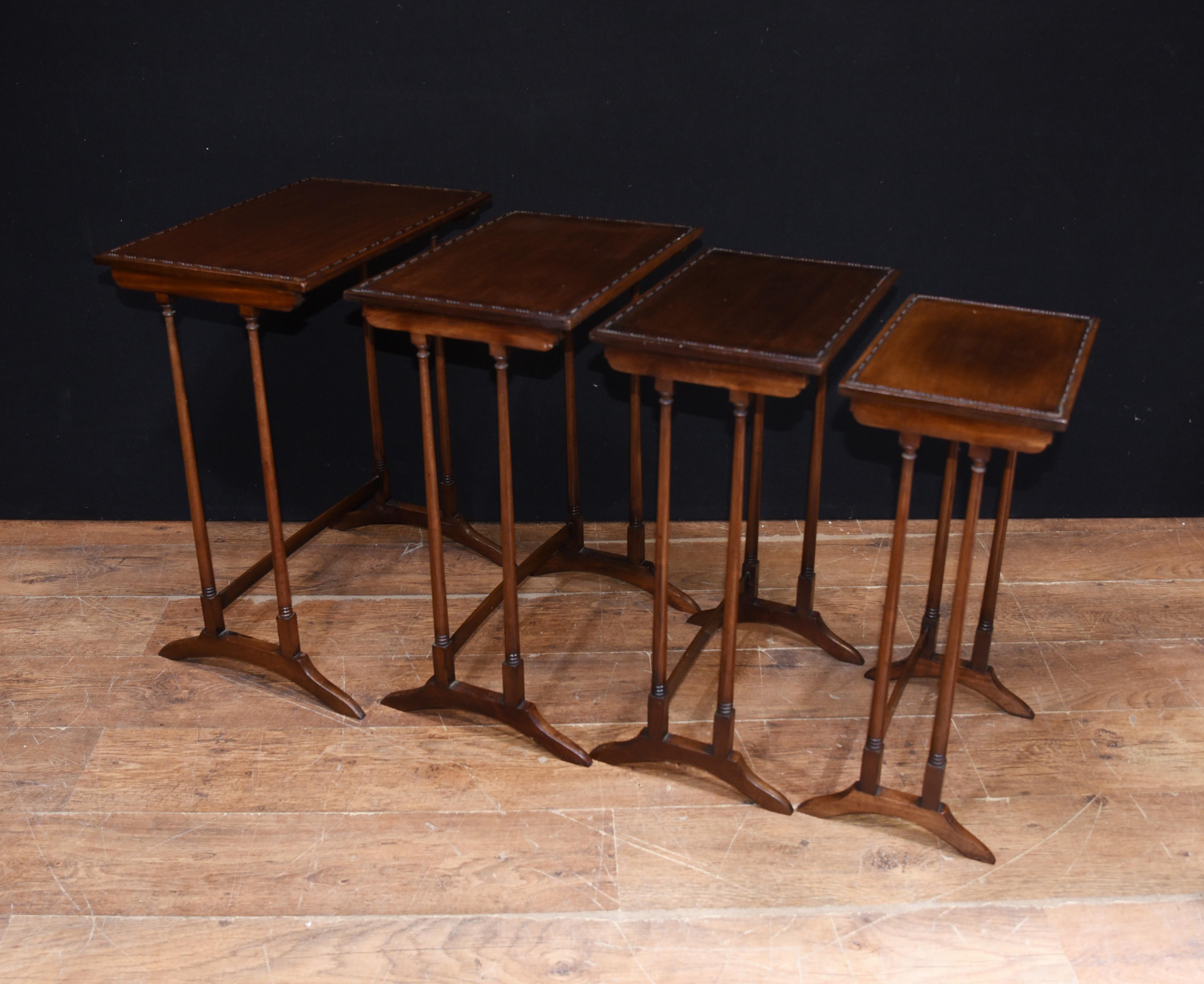 Acajou Ensemble de quatre tables de style Régence datant d'environ 1920 avec bordures sculptées en vente