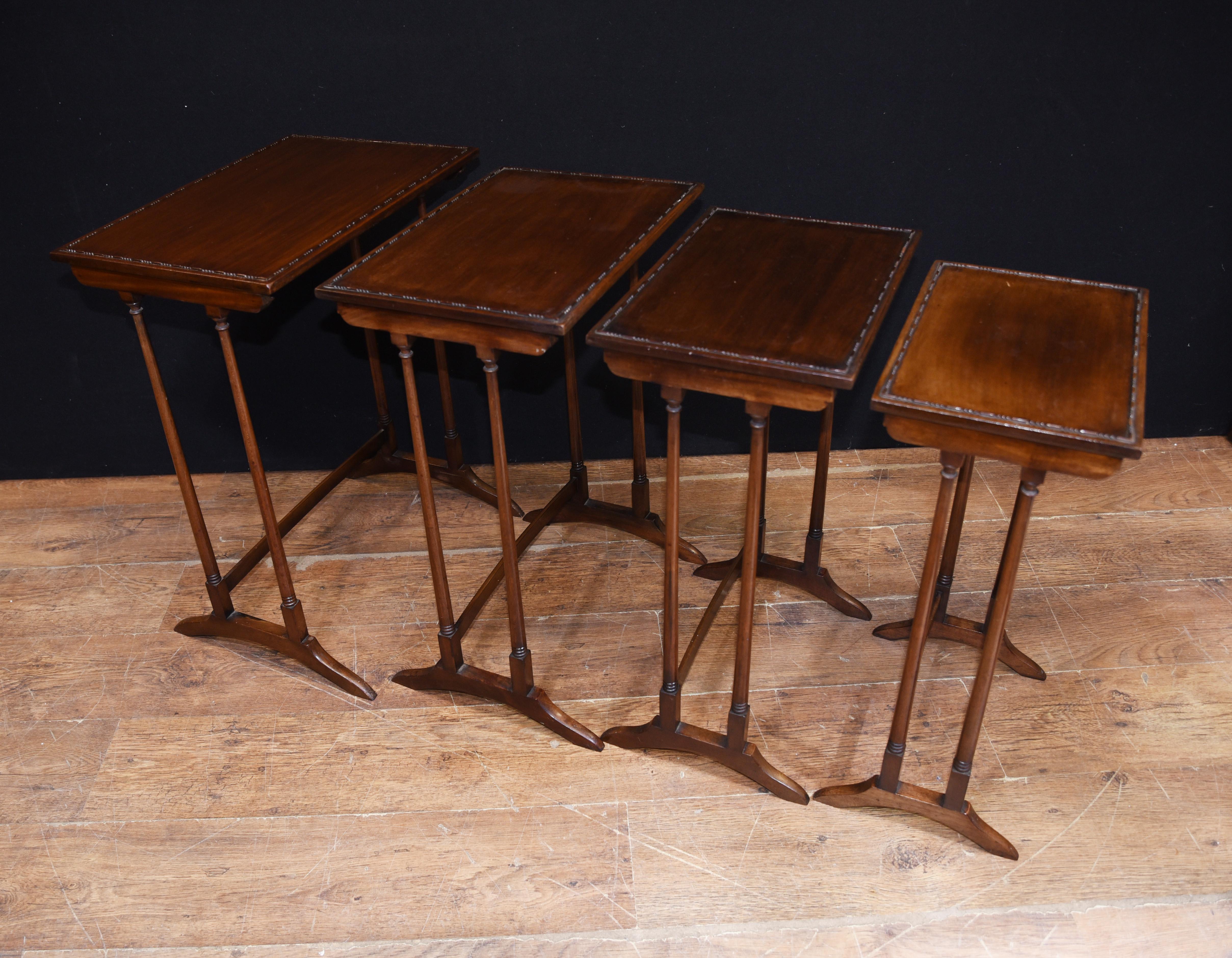 Ensemble de quatre tables de style Régence datant d'environ 1920 avec bordures sculptées en vente 1