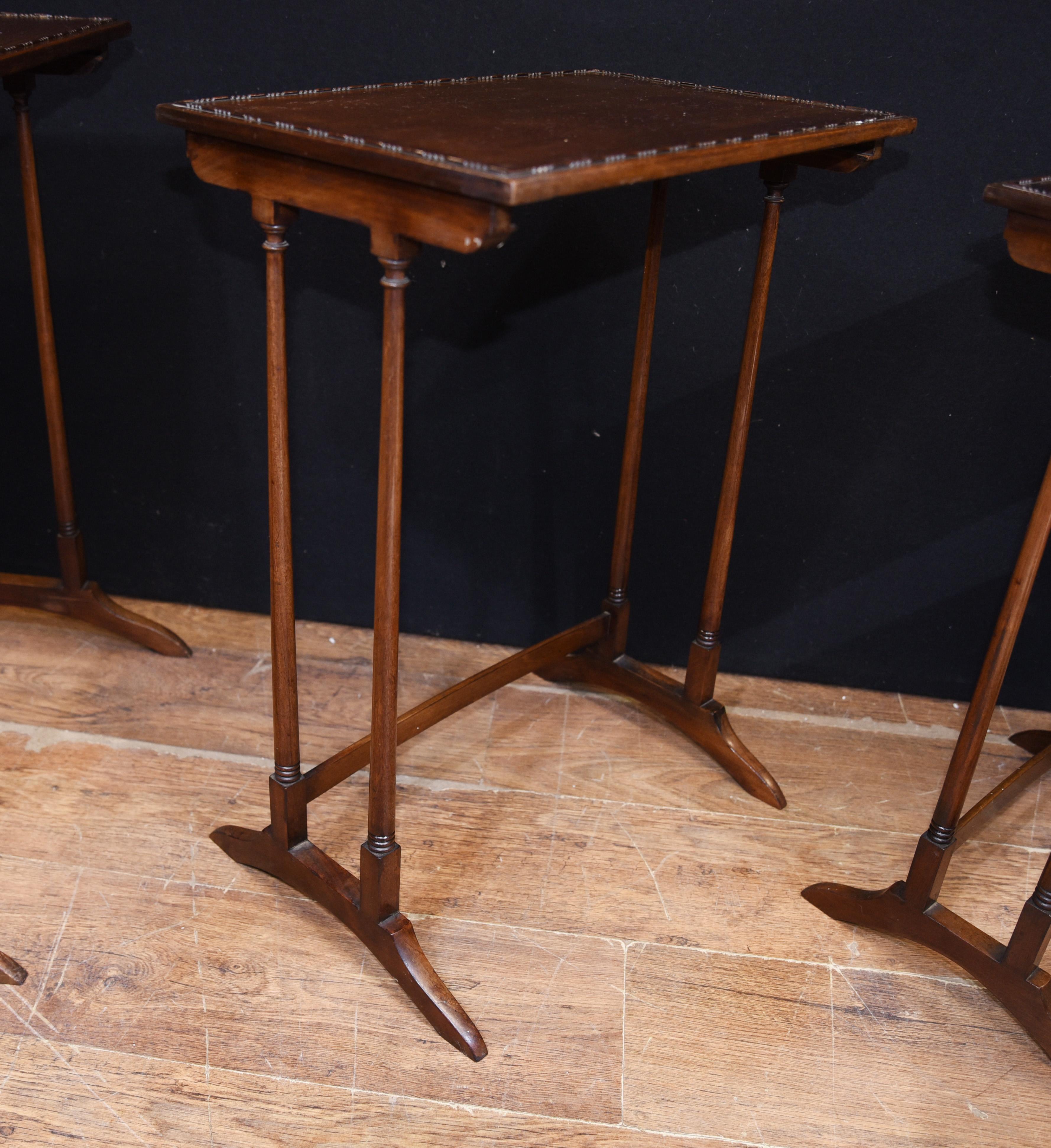 Ensemble de quatre tables de style Régence datant d'environ 1920 avec bordures sculptées en vente 3