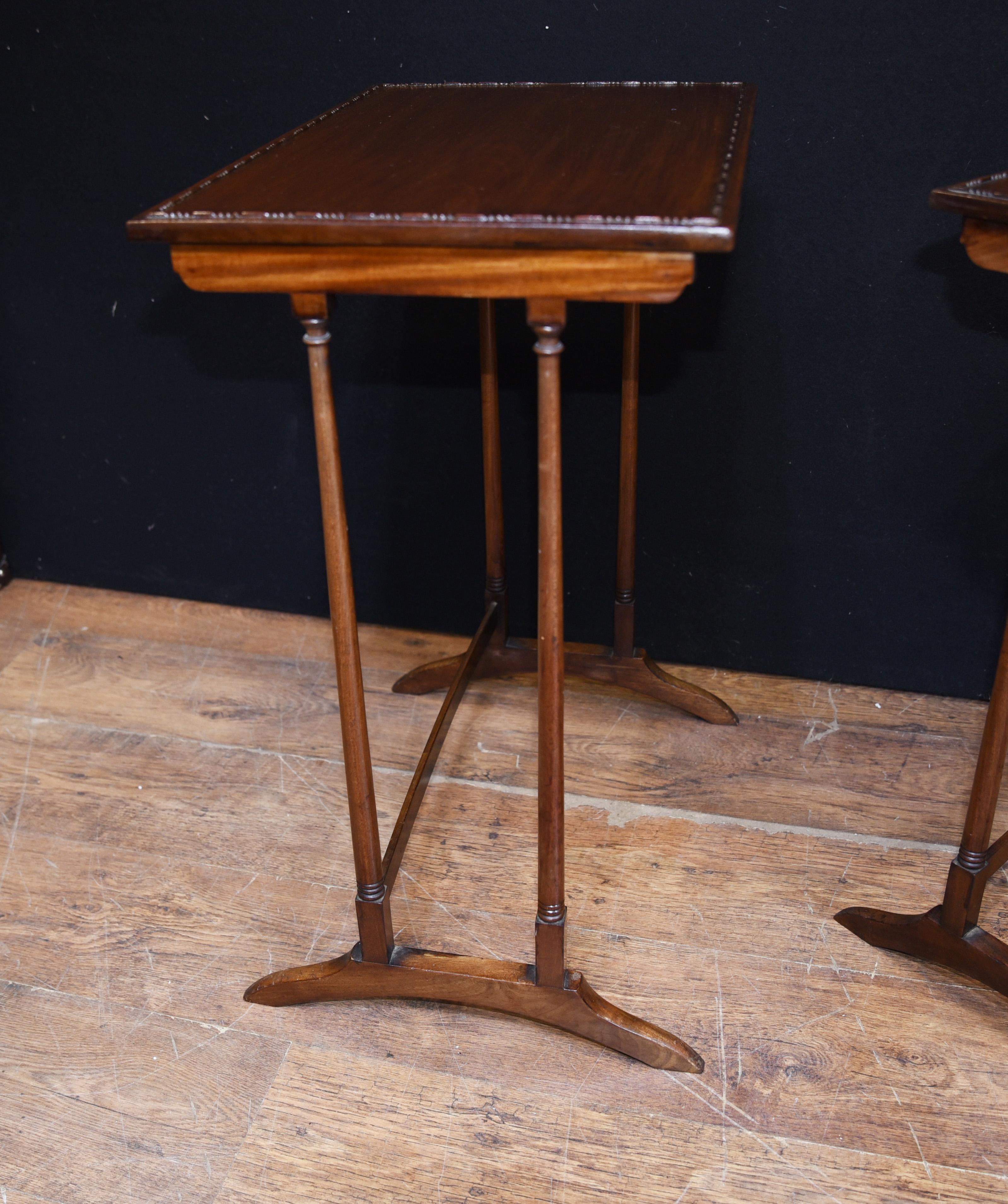 Ensemble de quatre tables de style Régence datant d'environ 1920 avec bordures sculptées en vente 4