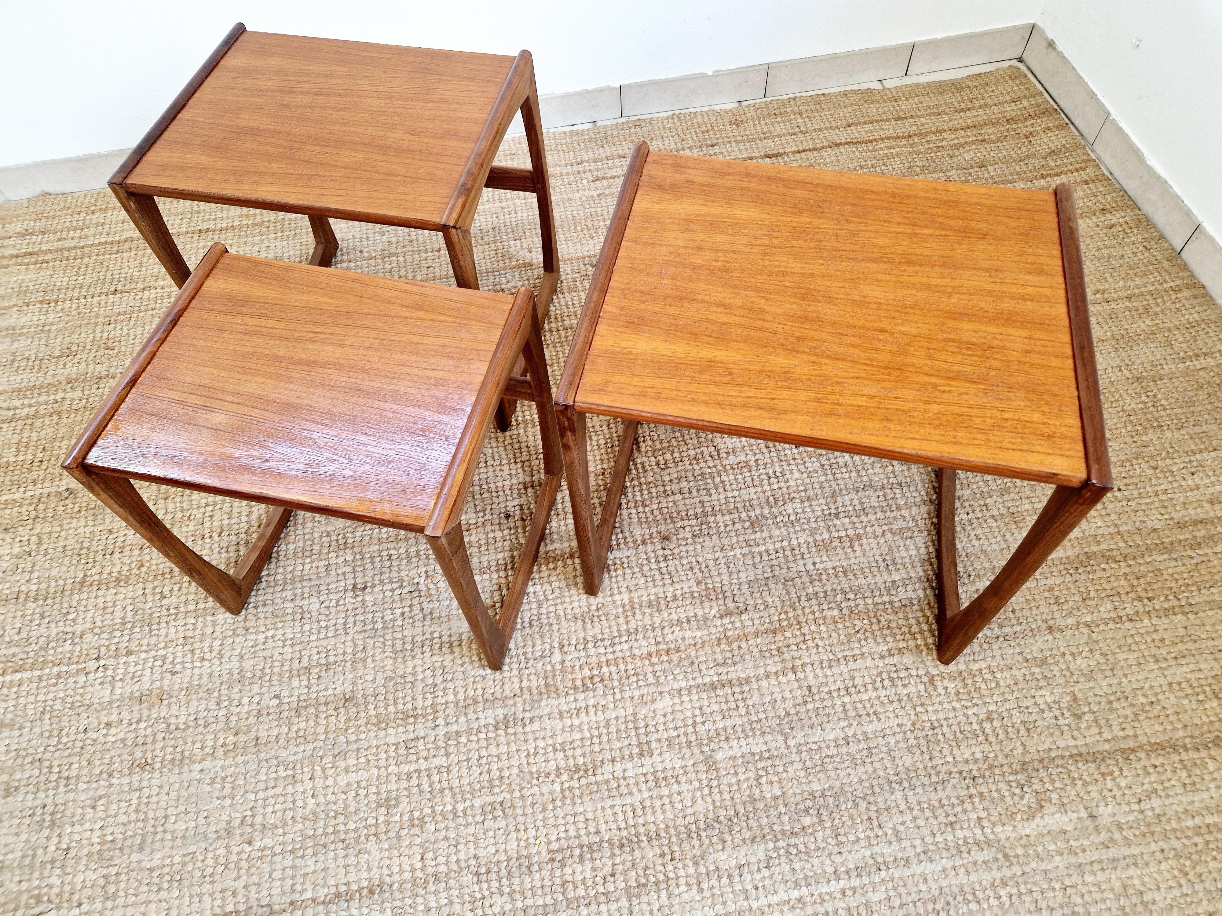 Diese Vintage Nest of G-Plan Tables aus den 1960er Jahren sind eine charmante Ergänzung für jeden Innenraum. Diese komplett montierten Tische aus Teakholz im modernen Design der Jahrhundertmitte eignen sich perfekt, um Ihrem Wohn- oder Essbereich