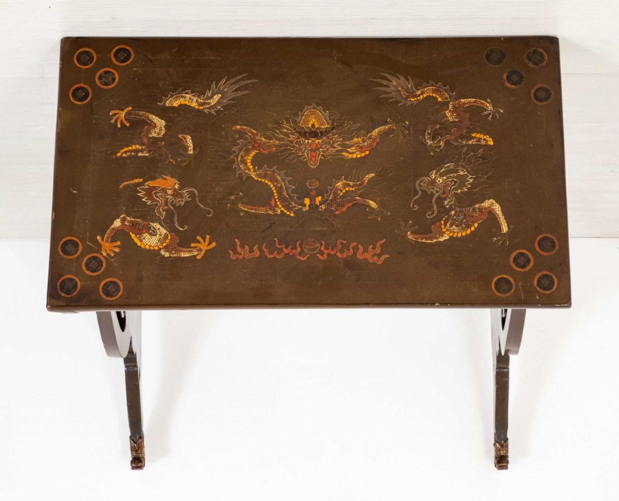 Quartett-Tischgruppe.
Diese Tische haben leierförmige Stützen, geformte Beine und vergoldete Drachenkopffüße.
um 1900
Die Tischplatten sind mit Chinoiserien verziert und zeigen mythische Drachen etc.