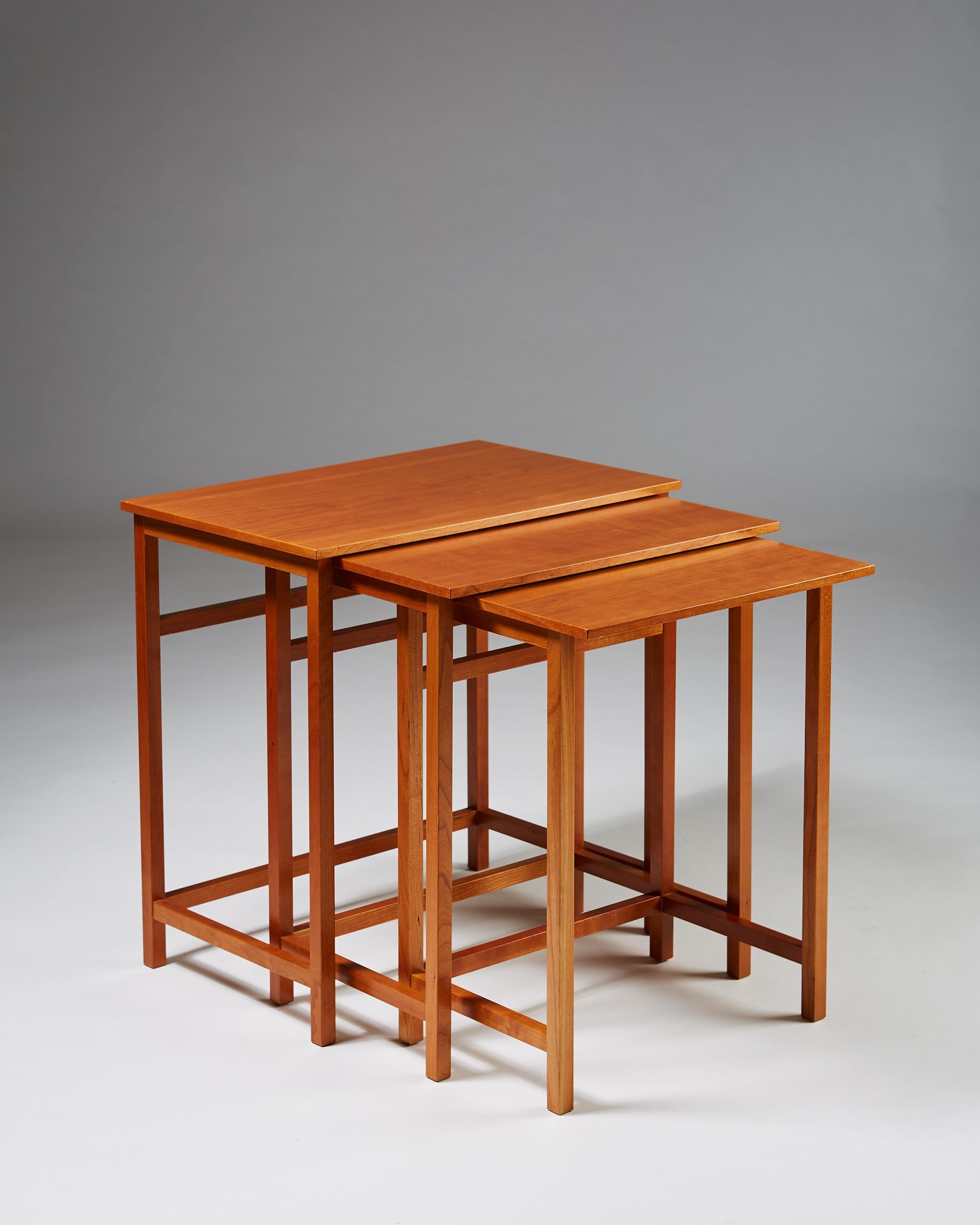 Nest of tables Model 618 designed by Josef Frank for Svenkst Tenn, Sweden, 1950. Cherry.

Stamped.

Measurements:
L: 55 cm/ 21 5/8