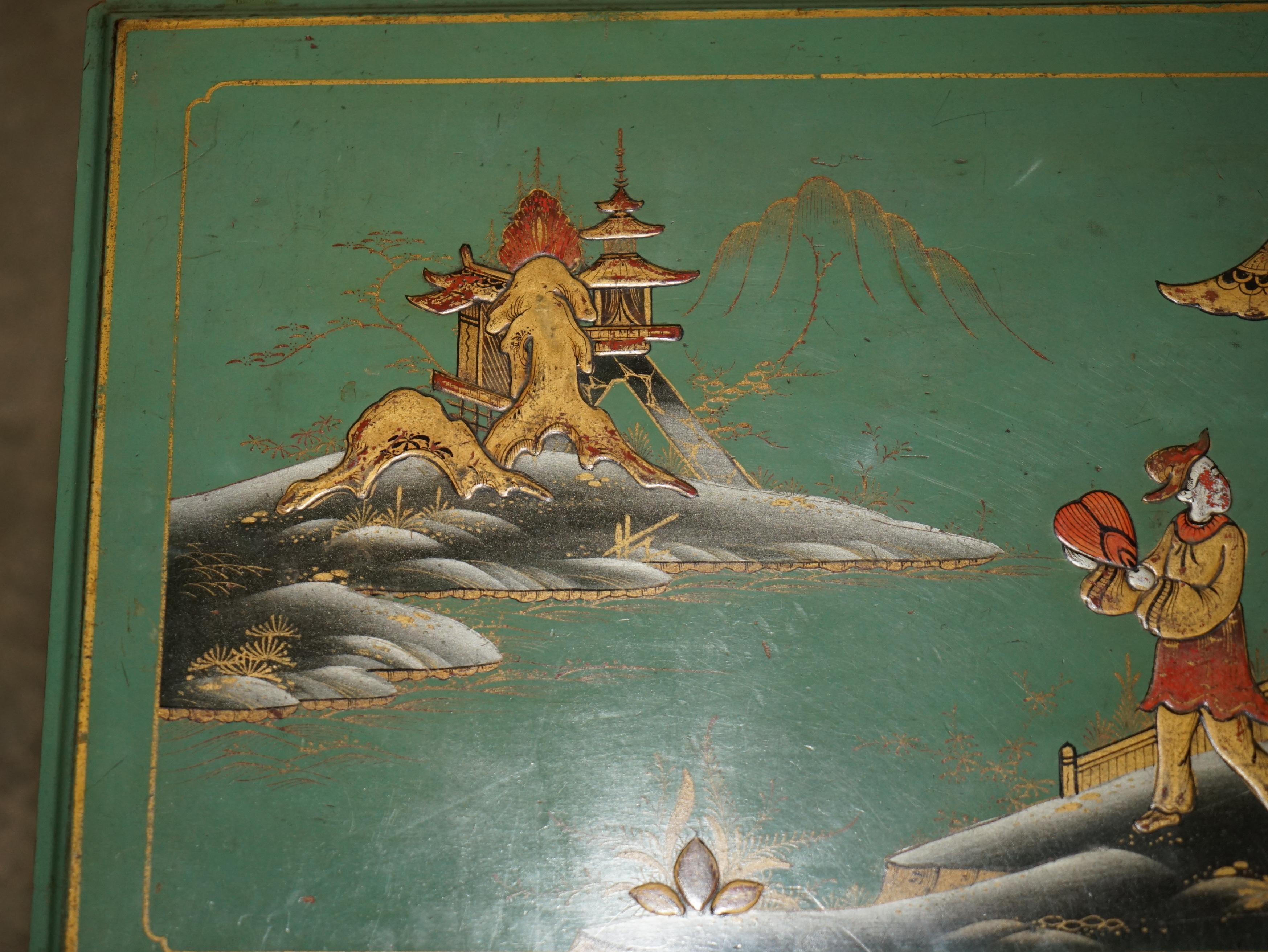 NEST OF THREE ANTIQUE CIRCA 1920 CHINESE CHINOISERIE SiDE TABLES HAND PAINTED For Sale 2