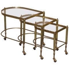 Ensemble de trois tables de chariot en laiton et verre de la Maison Bagues France, milieu du siècle dernier