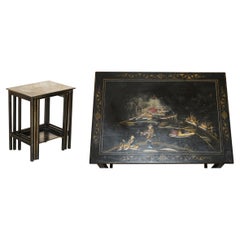 Nido di tre tavolini cinesi Chinoiserie laccati del 1900 circa dipinti a mano