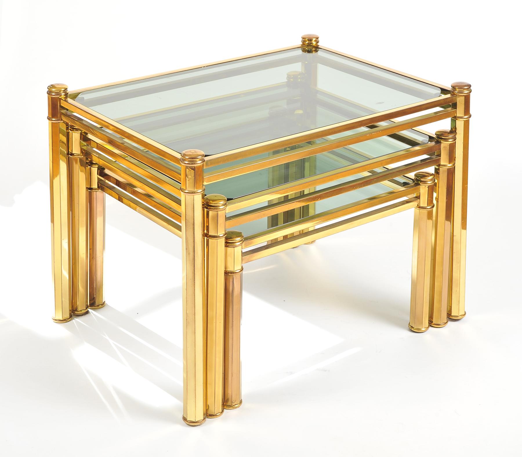 Nid de trois tables d'appoint italiennes en laiton avec plateaux en verre légèrement fumé, 1960 en vente 3