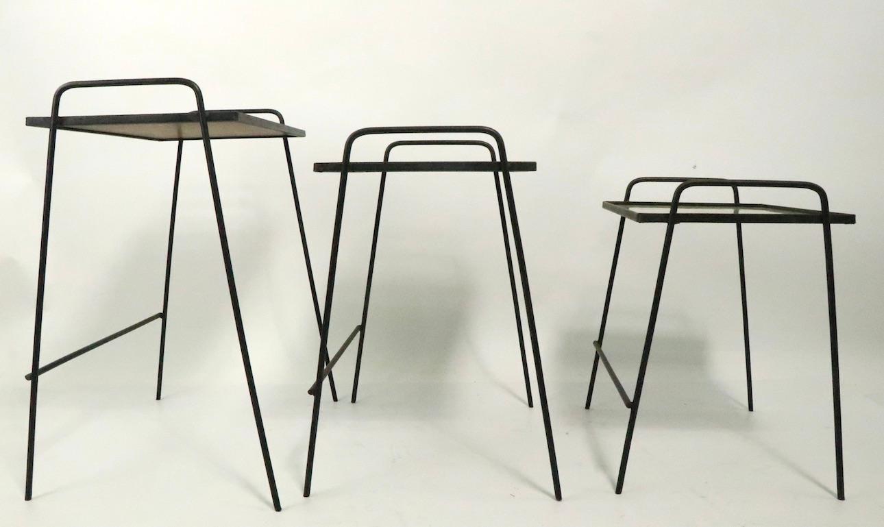 Fer forgé Nid de trois pièces Mid Century  Tables de jardin en fer forgé en vente