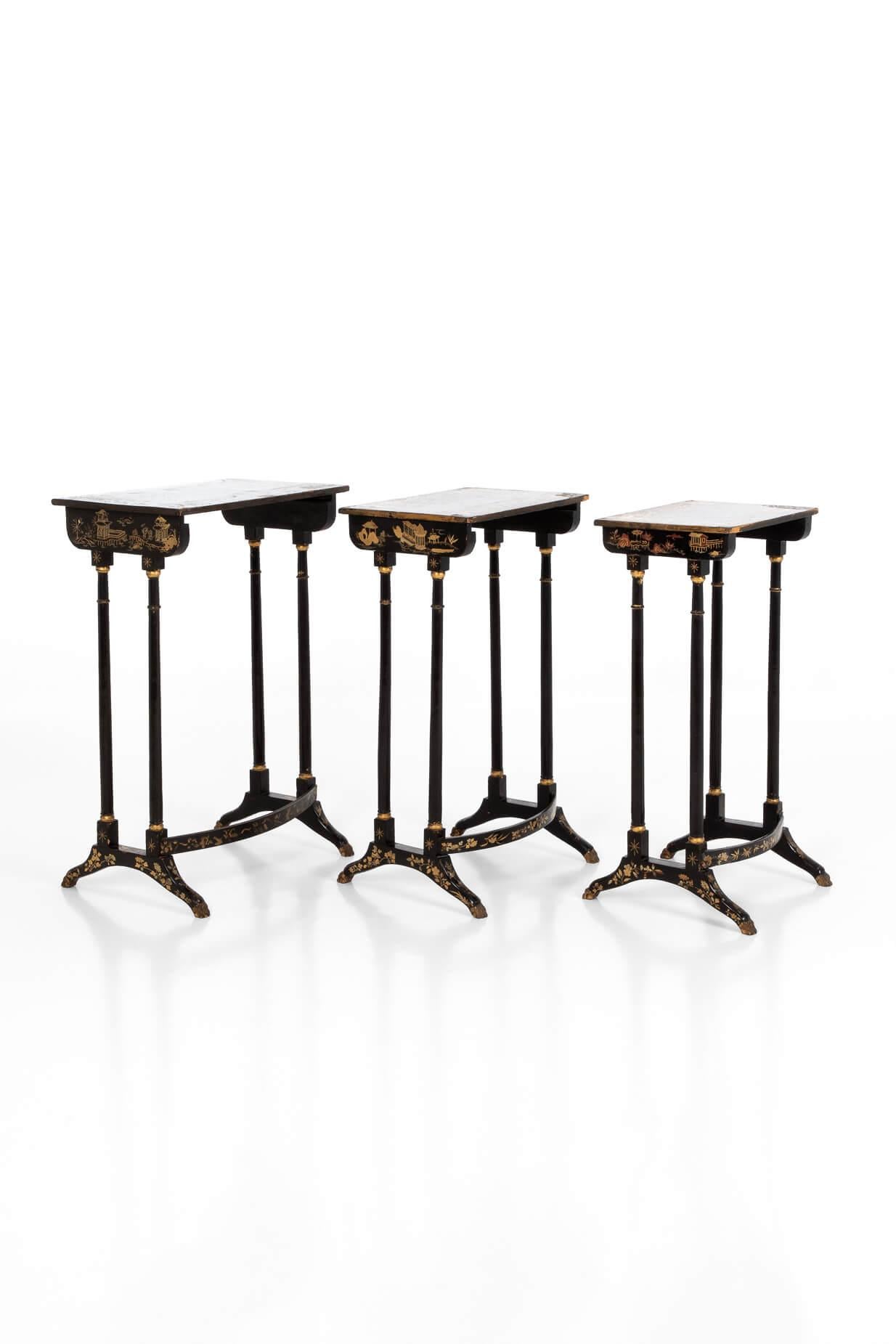 Un nid de trois merveilleuses tables Regency en laque noire et dorée. Sous les surfaces jappées, les plateaux de table sont décorés de manière complexe avec des scènes exquises de l'Extrême-Orient, trois scènes différentes étant représentées sur