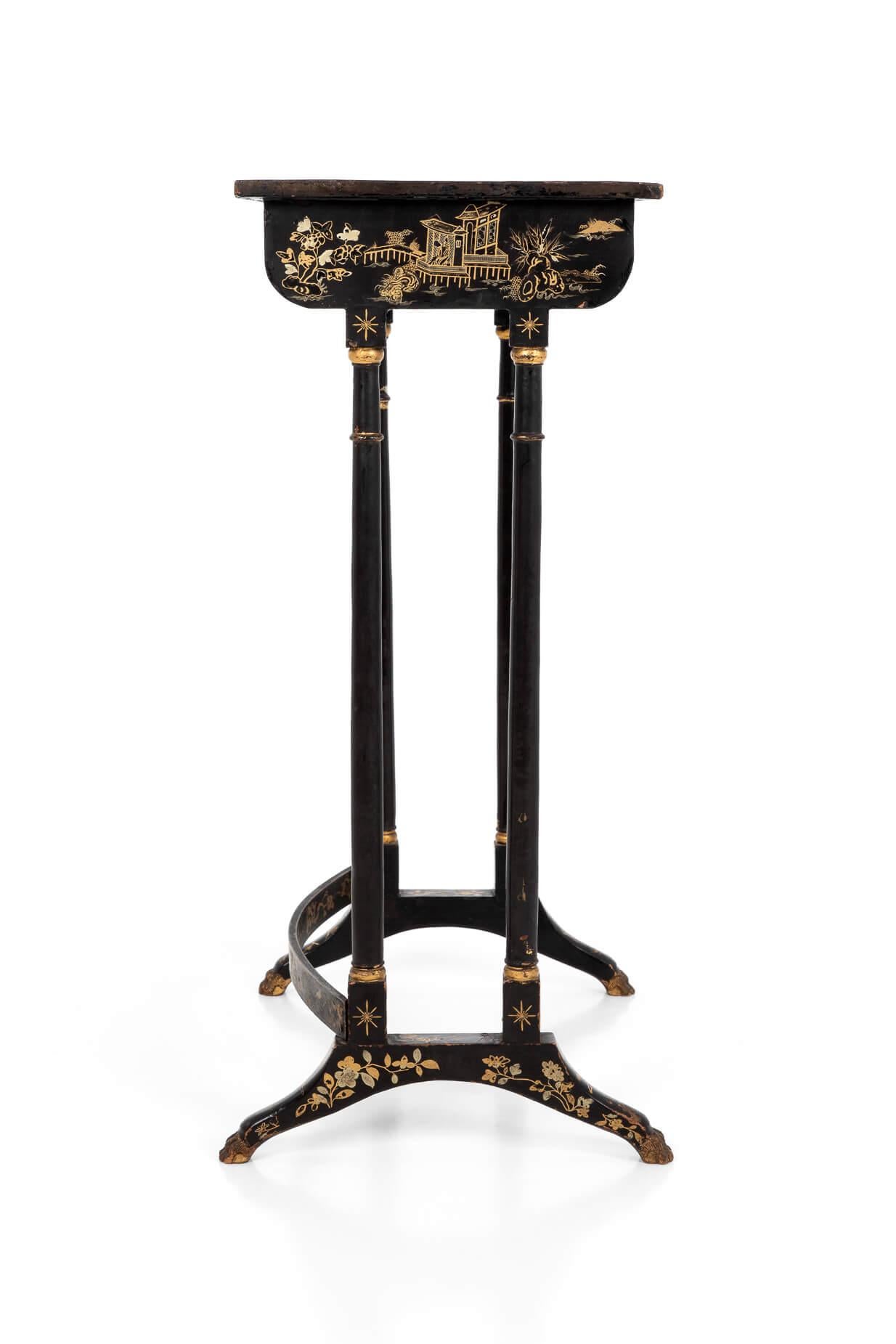Nest of Three Regency Chinoiserie Gilt And Black Lacquer Tables, circa 1815 In Good Condition For Sale In Faversham, GB