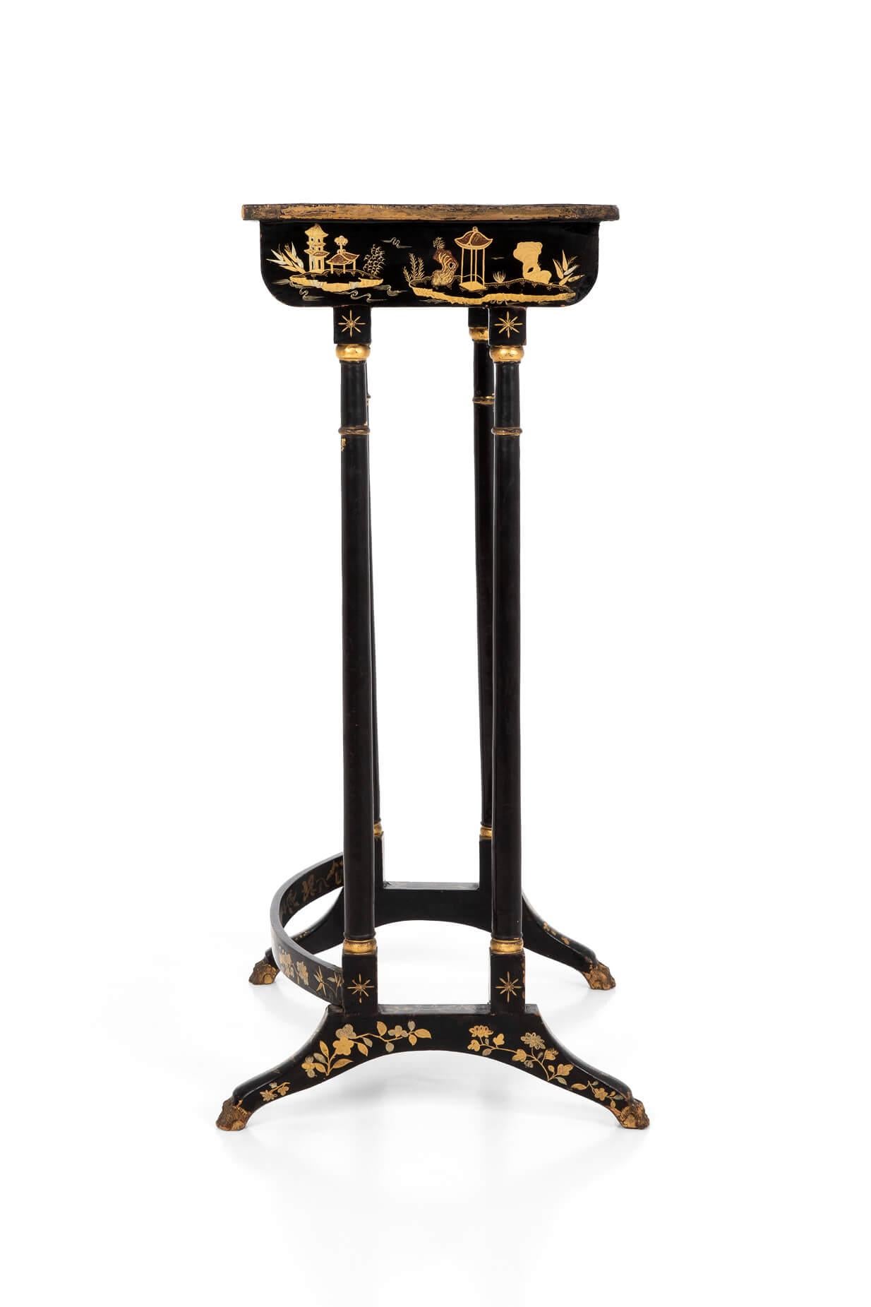 XIXe siècle Ensemble de trois tables de style Regency Chinoiserie en laque noire et dorée, vers 1815 en vente