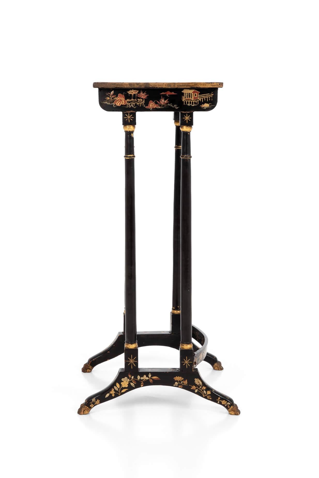 Ensemble de trois tables de style Regency Chinoiserie en laque noire et dorée, vers 1815 en vente 2