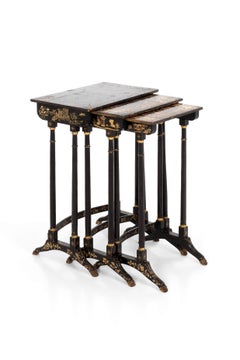 Ensemble de trois tables de style Régence en laque dorée et noire, datant d'environ 1815