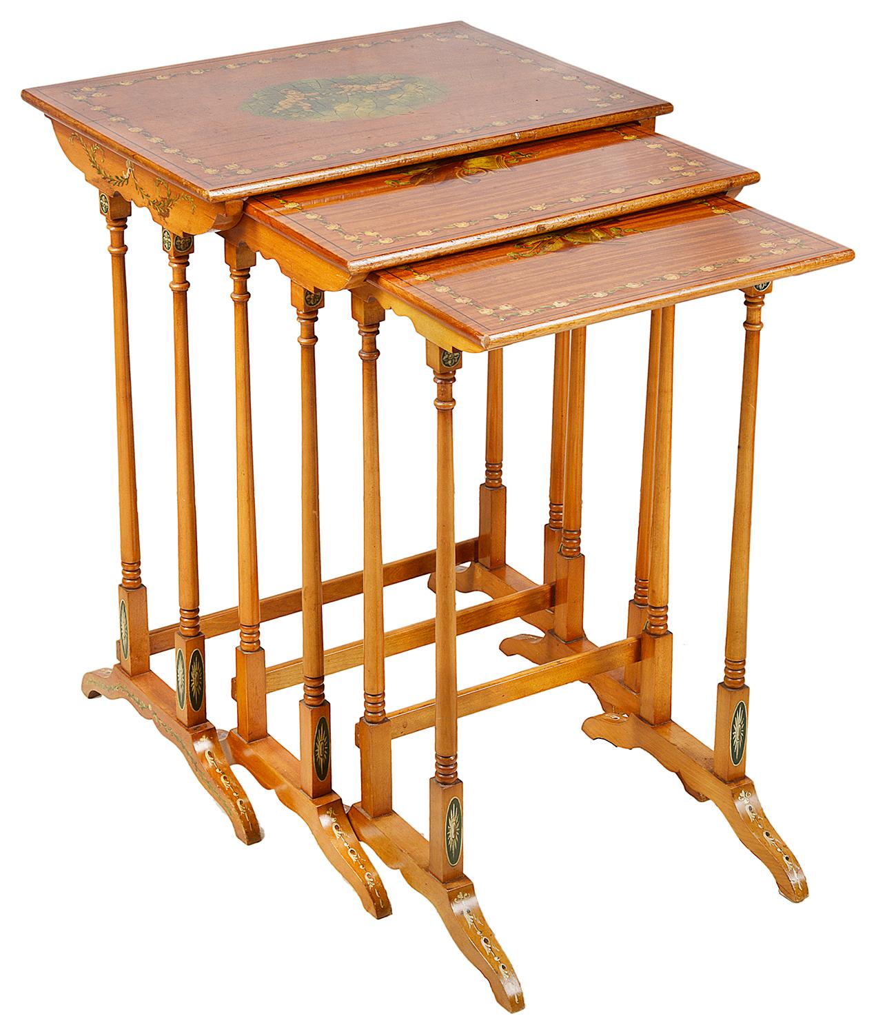 Eine gute Qualität Nest von drei Satinholz Sheraton Wiederbelebung Tabellen, die jeweils mit klassischen handgemalten Dekoration, Darstellung von Musikinstrumenten und Cherubinen.