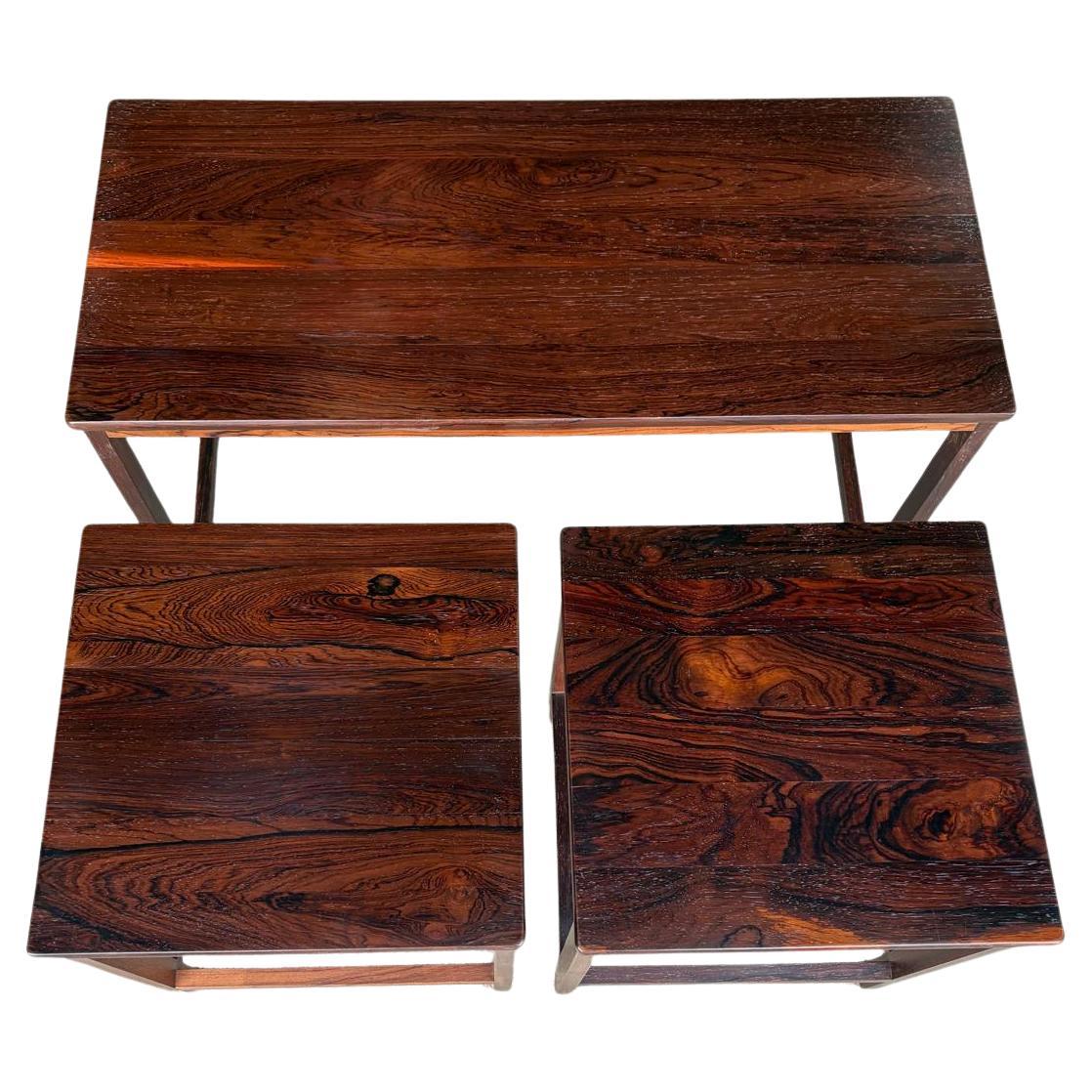 Ensemble de trois tables en bois massif, une grande et deux petites