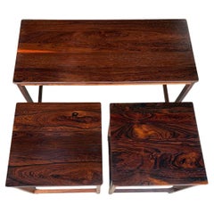 Ensemble de trois tables en bois massif, une grande et deux petites