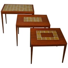 Nid de trois tables:: palissandre et carreaux de porcelaine émaillée or de Rosenthal