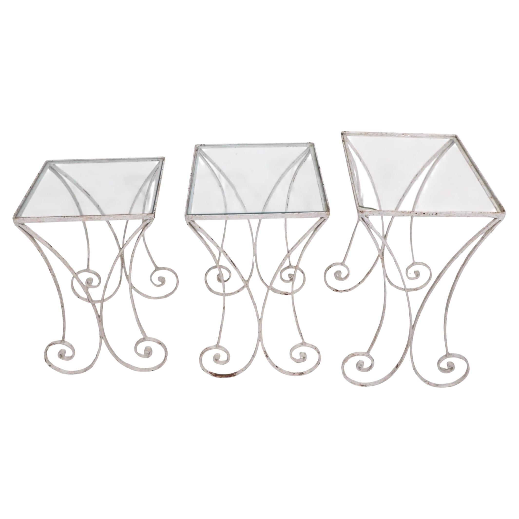 Nid de trois tables en fer forgé pour le jardin, le patio et la piscine Att. to Salterini en vente