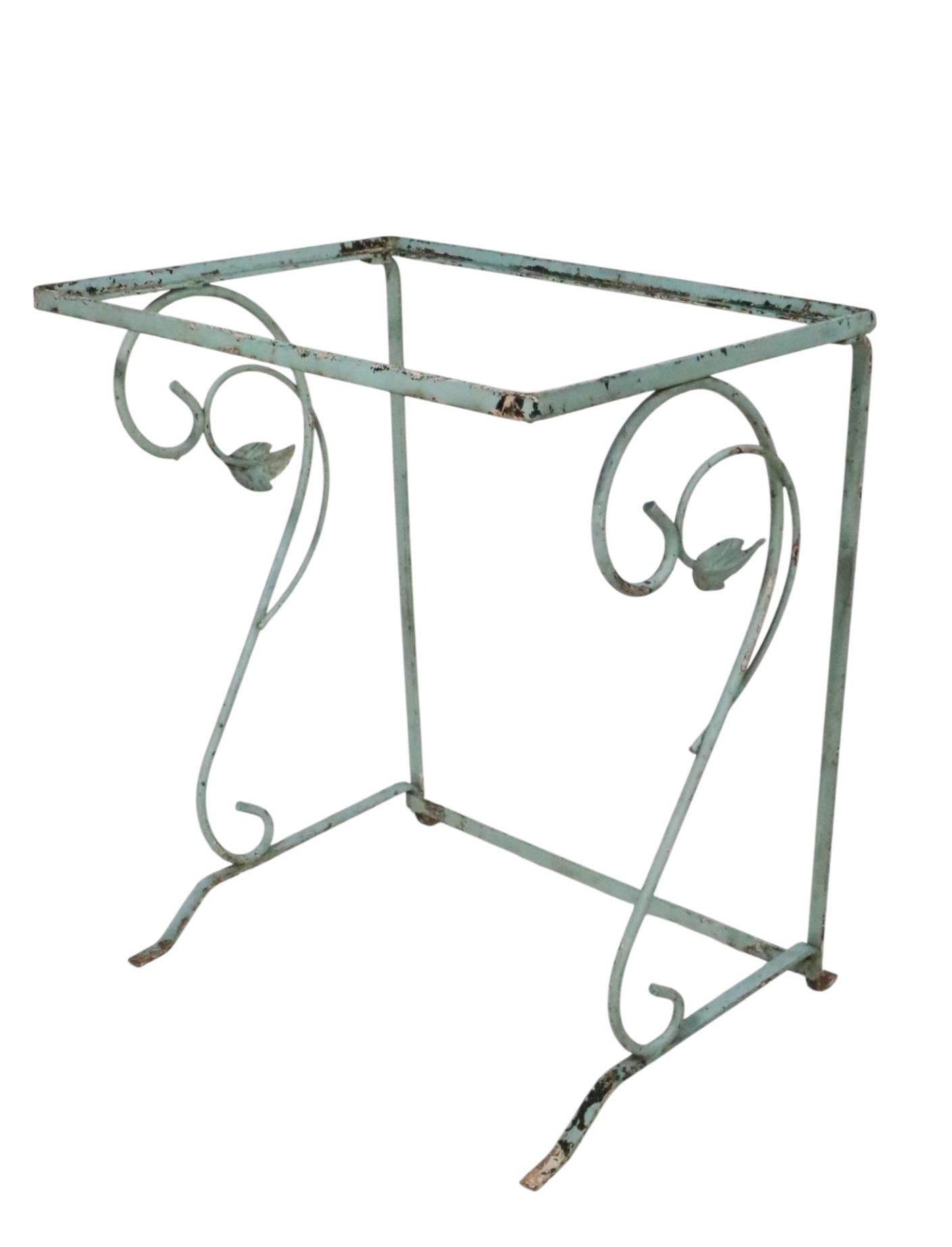 Nido di tavoli in ferro battuto d'epoca, attribuito a Salterini, non firmato. I tavoli sono caratterizzati da una decorazione a volute e da una decorazione a fogliame. Tutti e tre sono strutturalmente solidi e robusti, tutti presentano un'usura