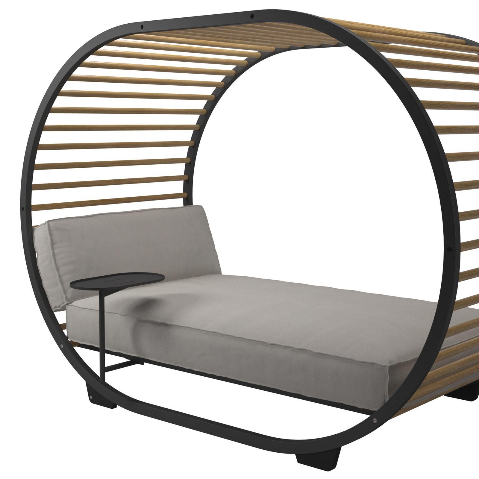 Daybed nest outdoor with structure in anthracite
powder coated aluminum. Frame with teak sticks
in buffed finish. Seat and back cushions included and
covers for protective seat and back included. Side
table included too. Seat and back water