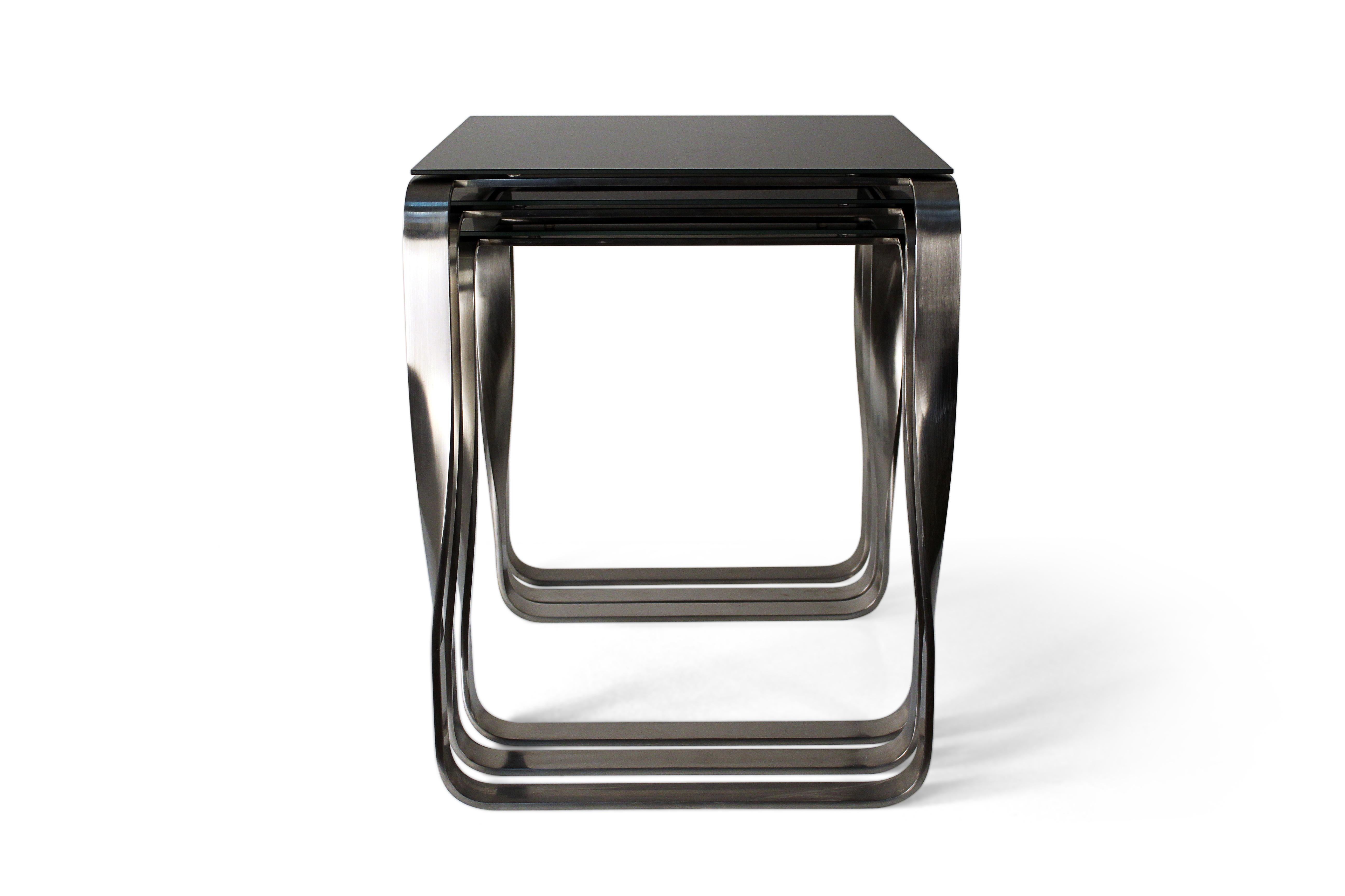 Moderne Table d'appoint Nest, argent vieilli et verre noir, design contemporain en vente