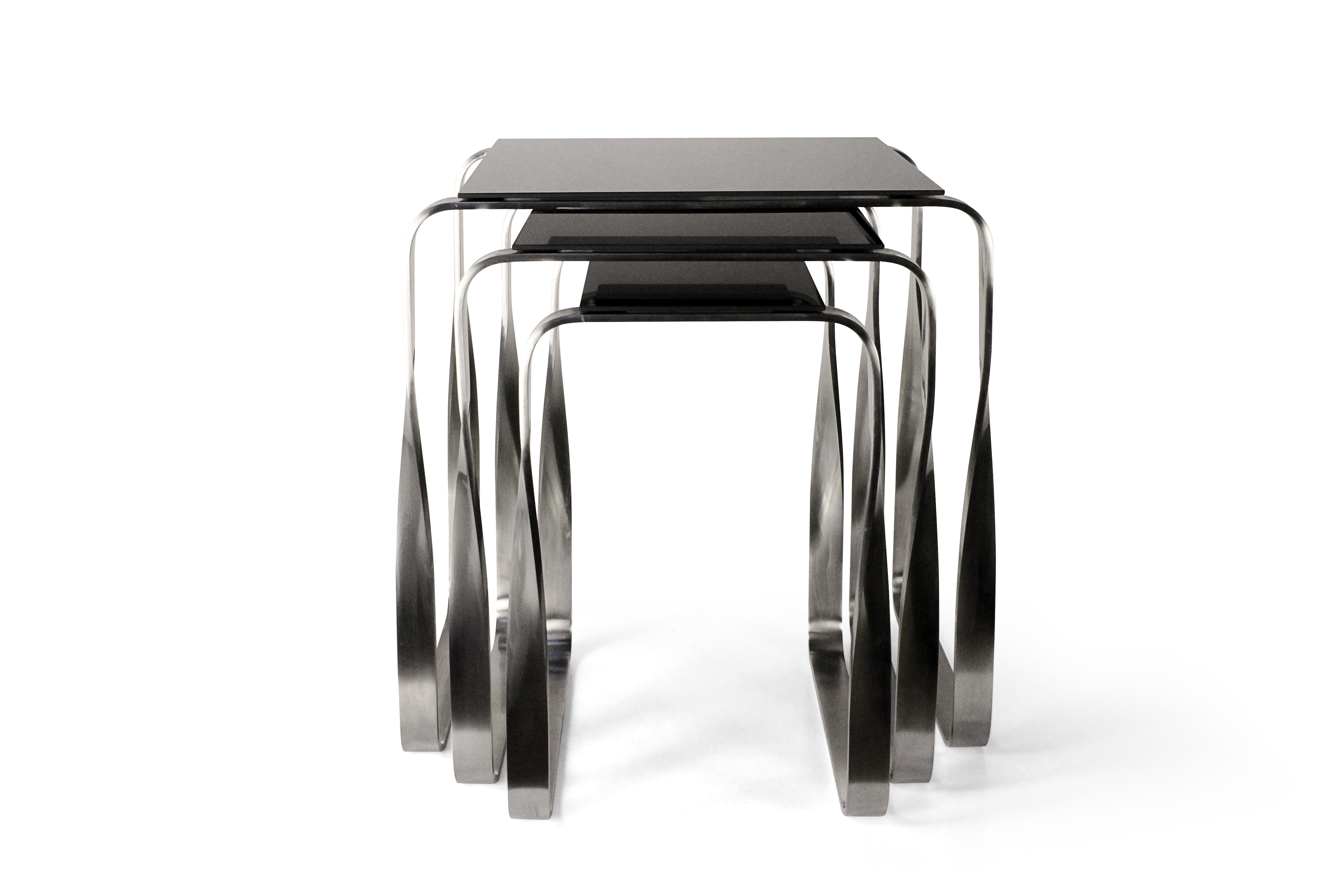 Espagnol Table d'appoint Nest, argent vieilli et verre noir, design contemporain en vente