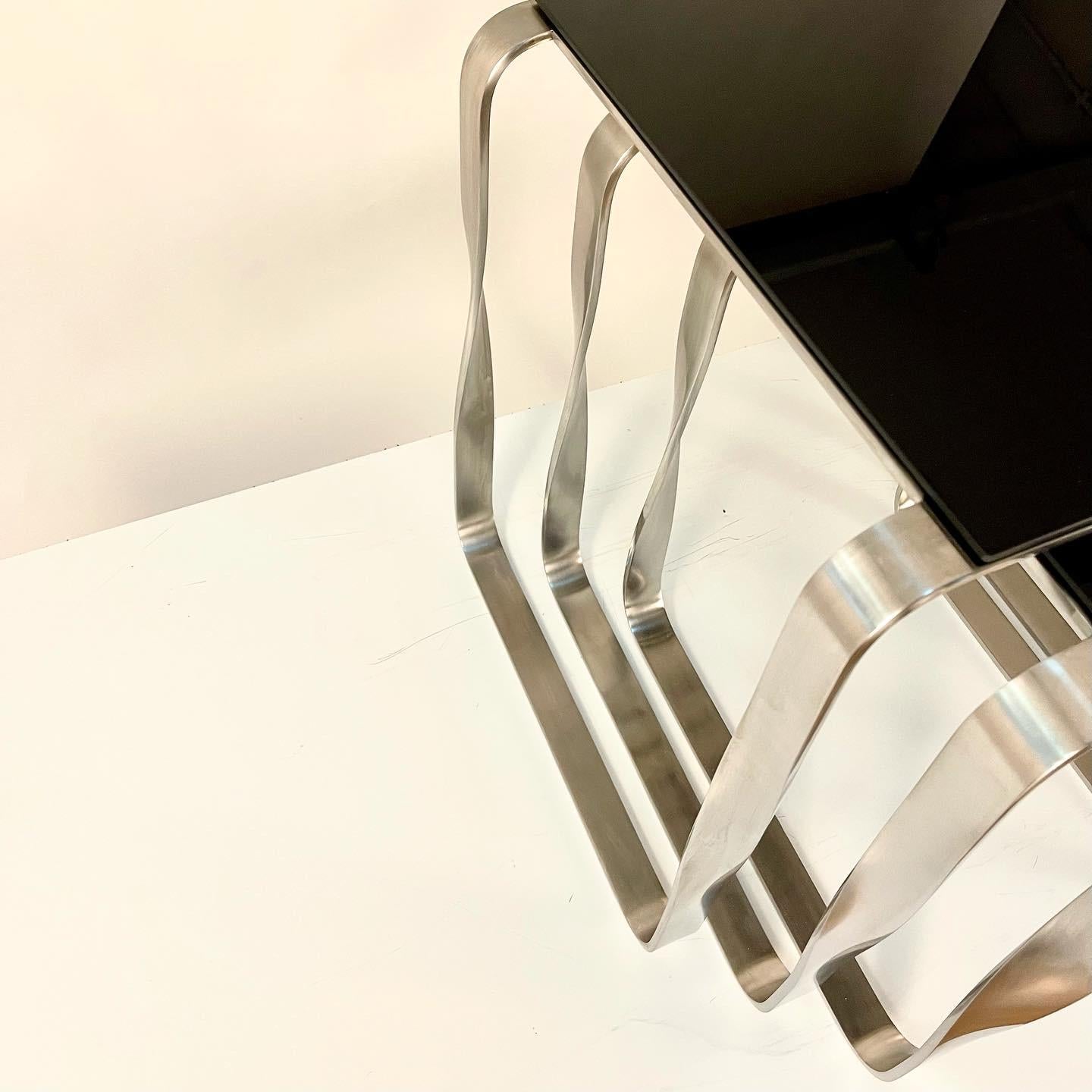 XXIe siècle et contemporain Table d'appoint Nest, argent vieilli et verre noir, design contemporain en vente