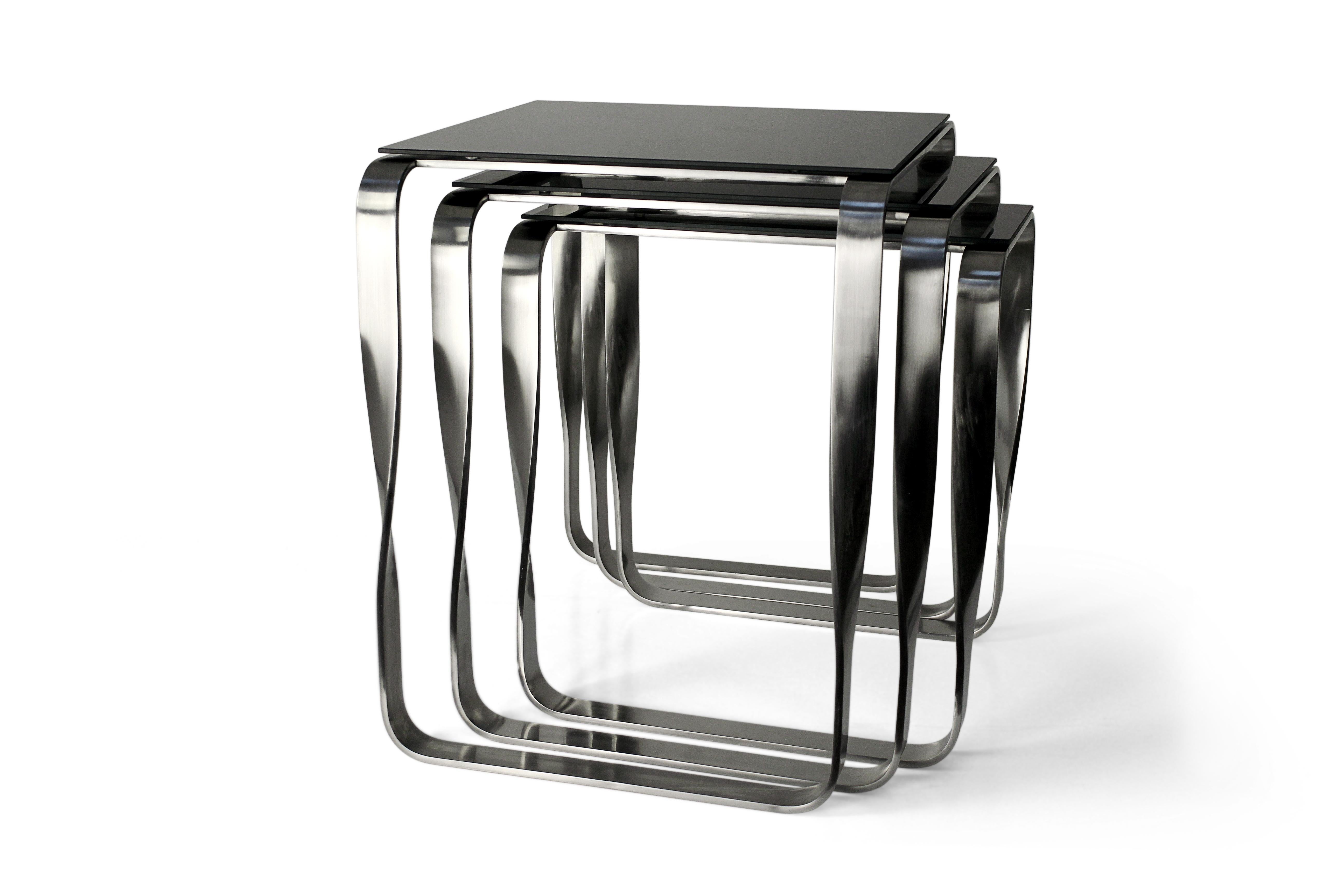 Acier Table d'appoint Nest, argent vieilli et verre noir, design contemporain en vente
