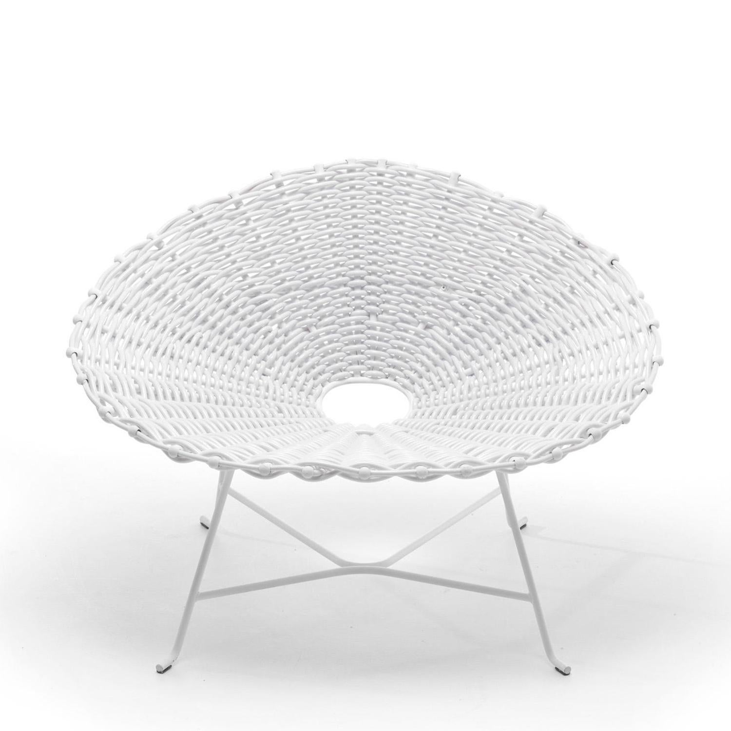 Armchair Nest White Indoor-Outdoor with base feet in
white lacquered matt finish and seat in
glossy white woven PVC.
Also available in Nest Black, on request with base feet
in black lacquered finish and seat in matt black
woven PVC. Indoor-outdoor