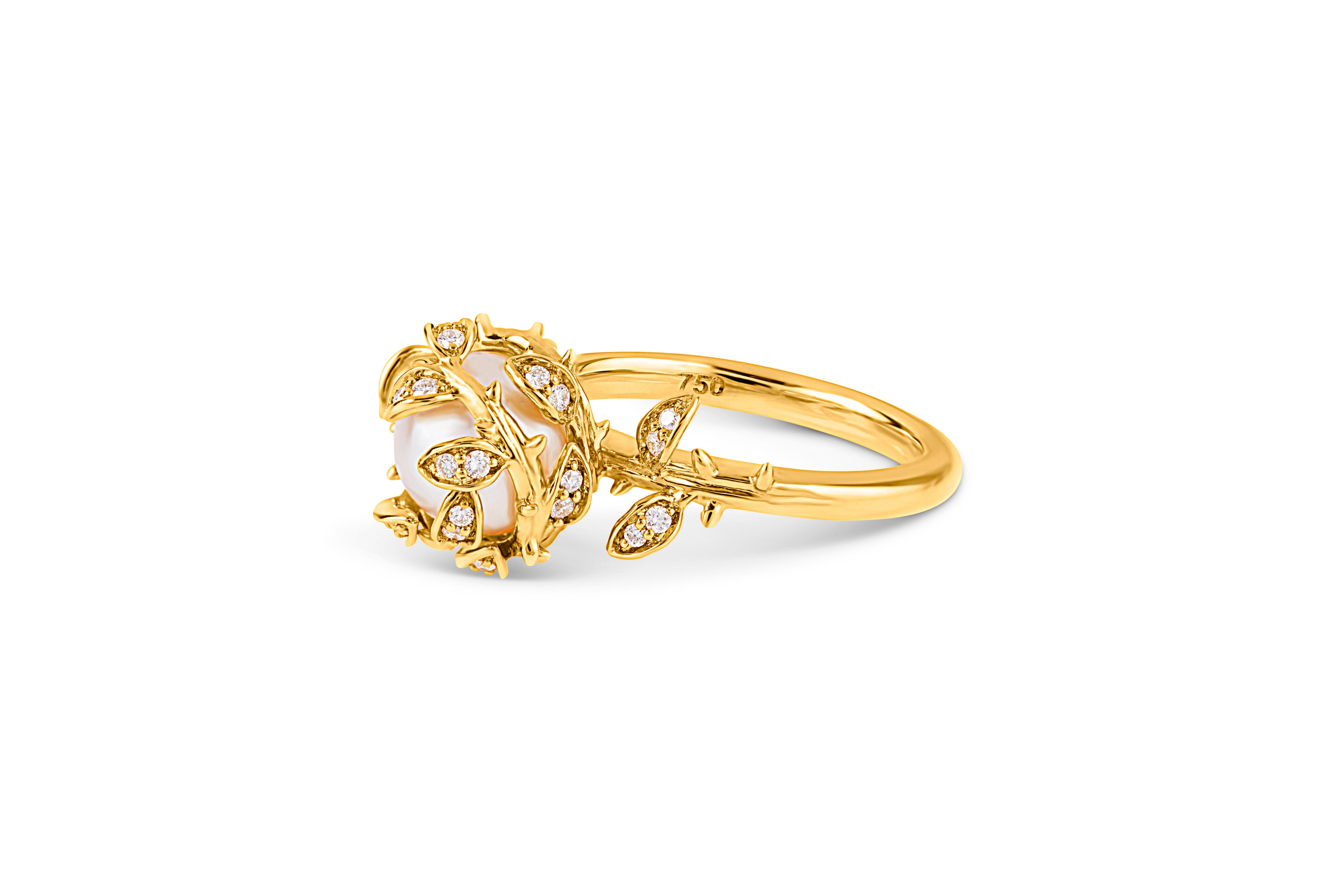 Cette bague habillée très détaillée présente une perle d'eau douce nichée parmi des feuilles de diamant et montée sur un anneau en or jaune 18ct. Notre bague à perles imbriquées représente les 