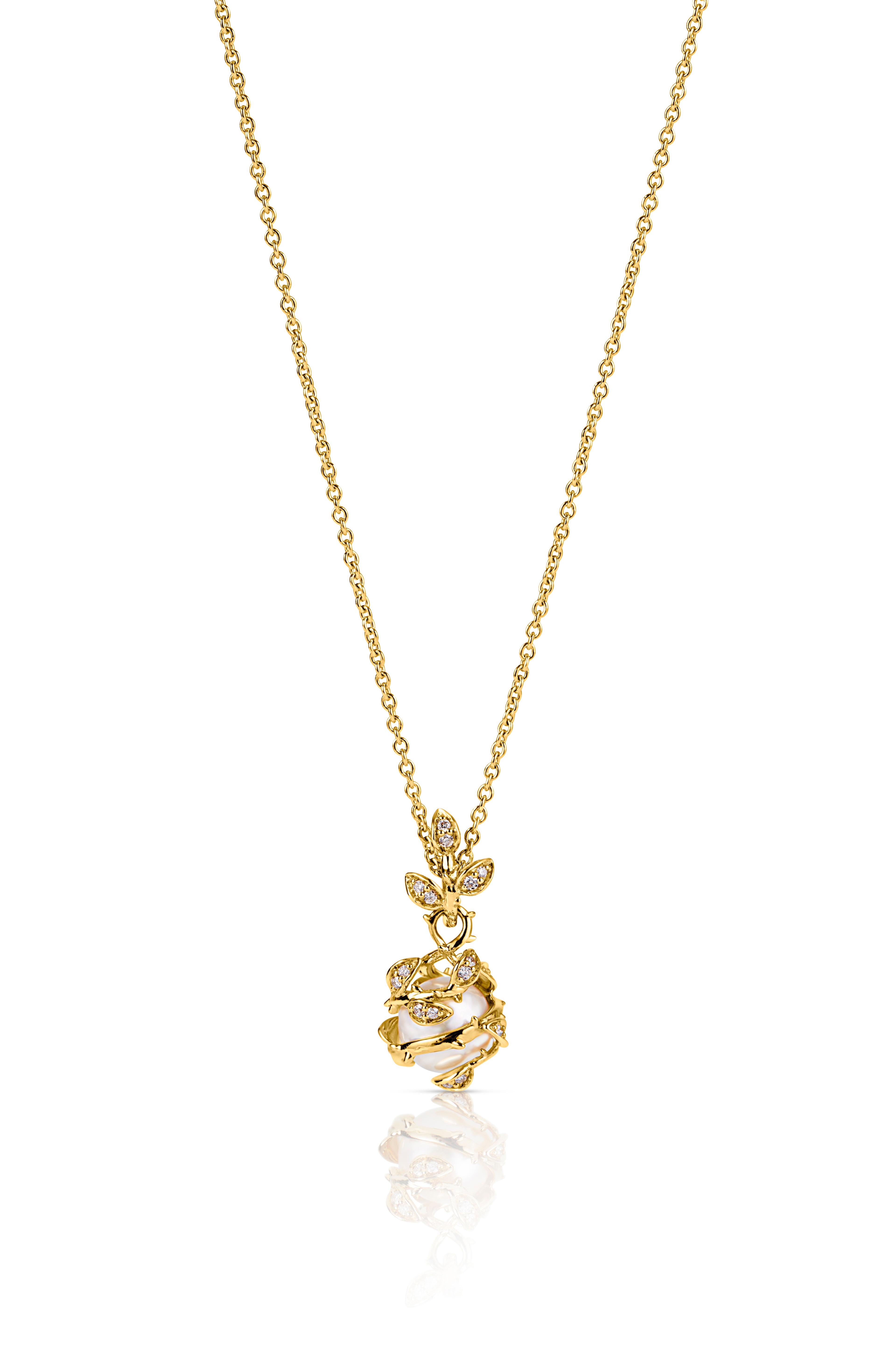 Ce pendentif très complexe composé d'une seule perle d'eau douce, reliée au collier par des vignes de diamants imbriqués, est une pièce de choix. Le pendentif en perles imbriquées, au design discret mais au symbolisme prononcé, représente les