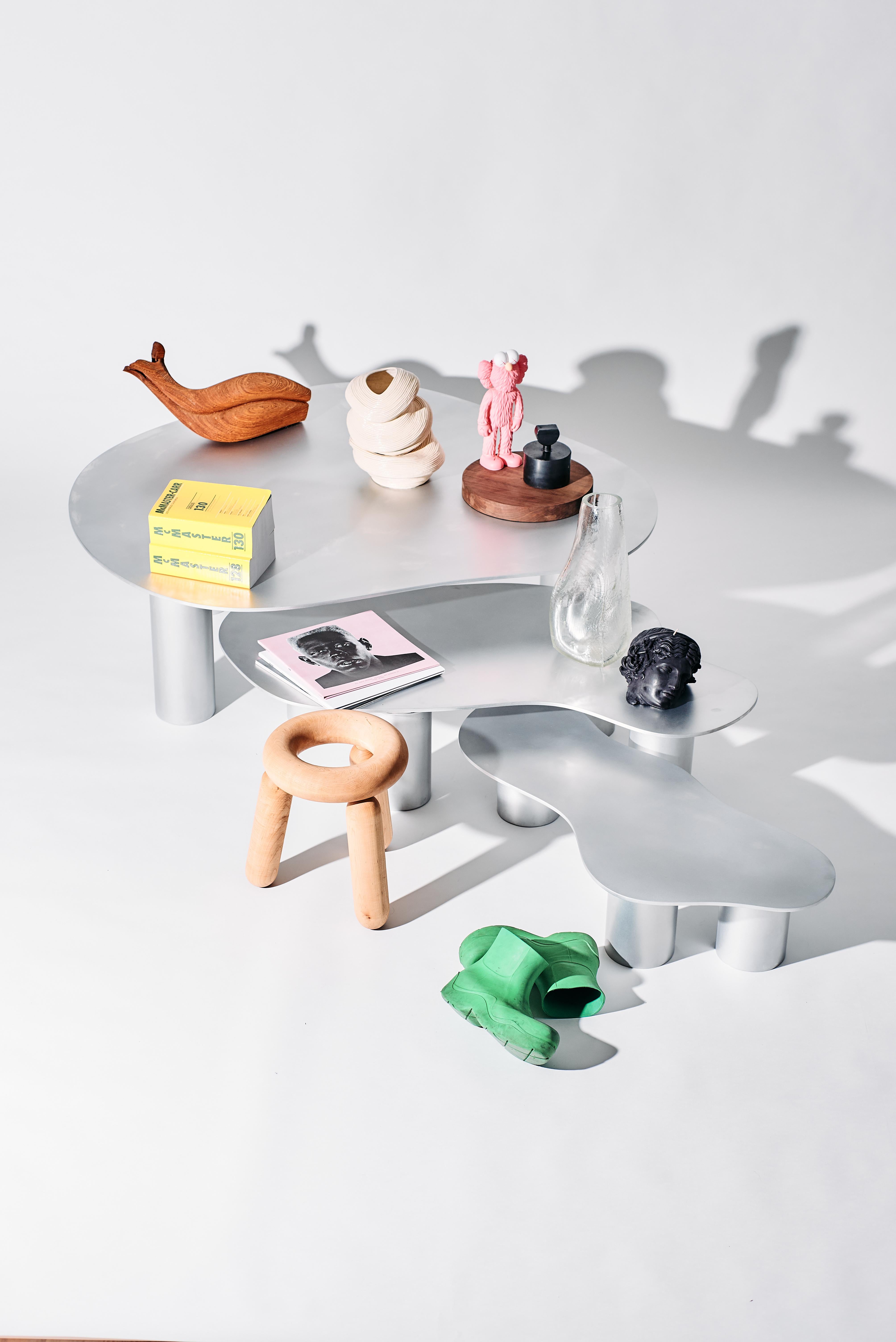 Nested Puddle Tables - Trois tables basses superposées en aluminium avec pieds cylindriques en vente 1