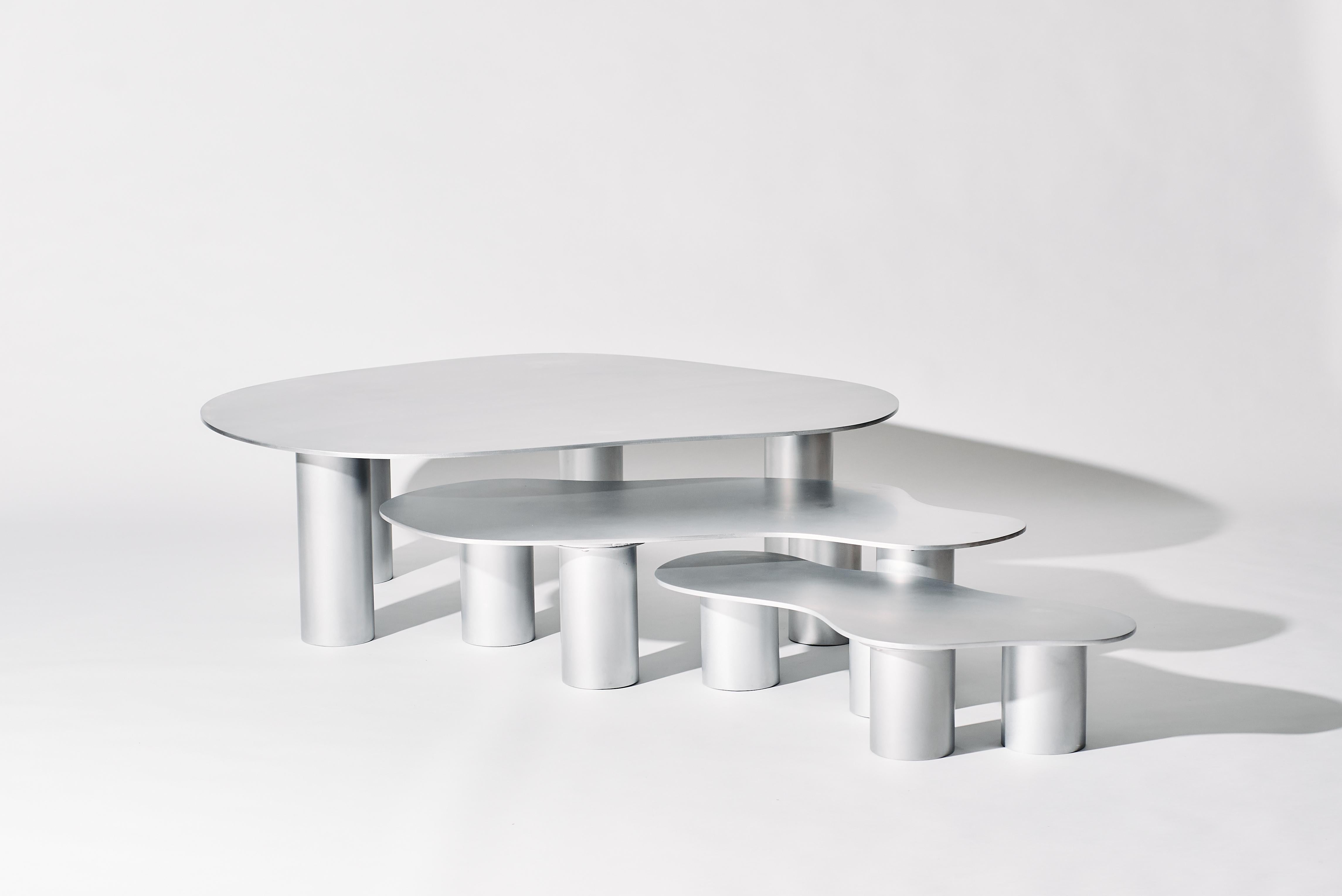Moderne Nested Puddle Tables - Trois tables basses superposées en aluminium avec pieds cylindriques en vente
