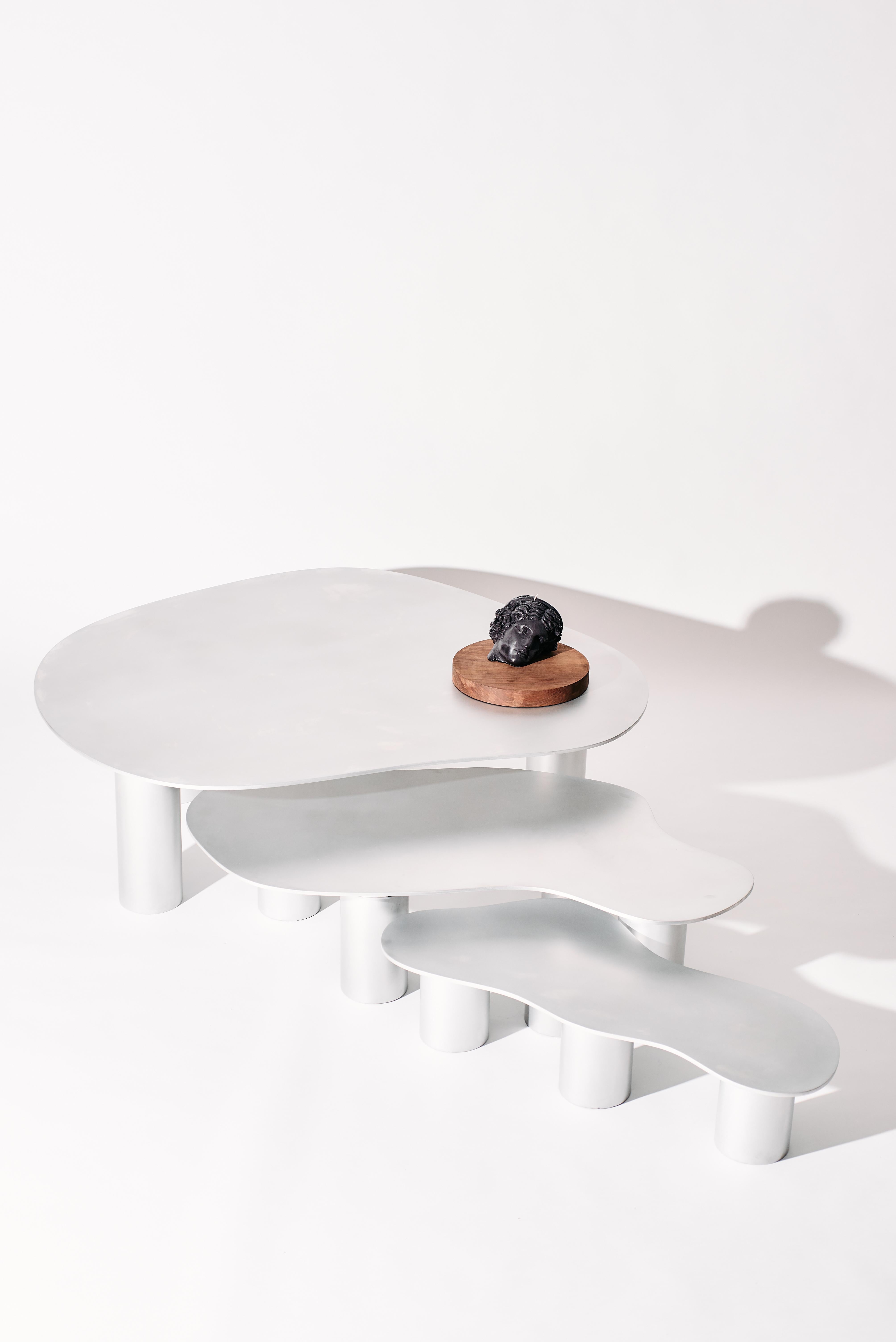 Américain Nested Puddle Tables - Trois tables basses superposées en aluminium avec pieds cylindriques en vente
