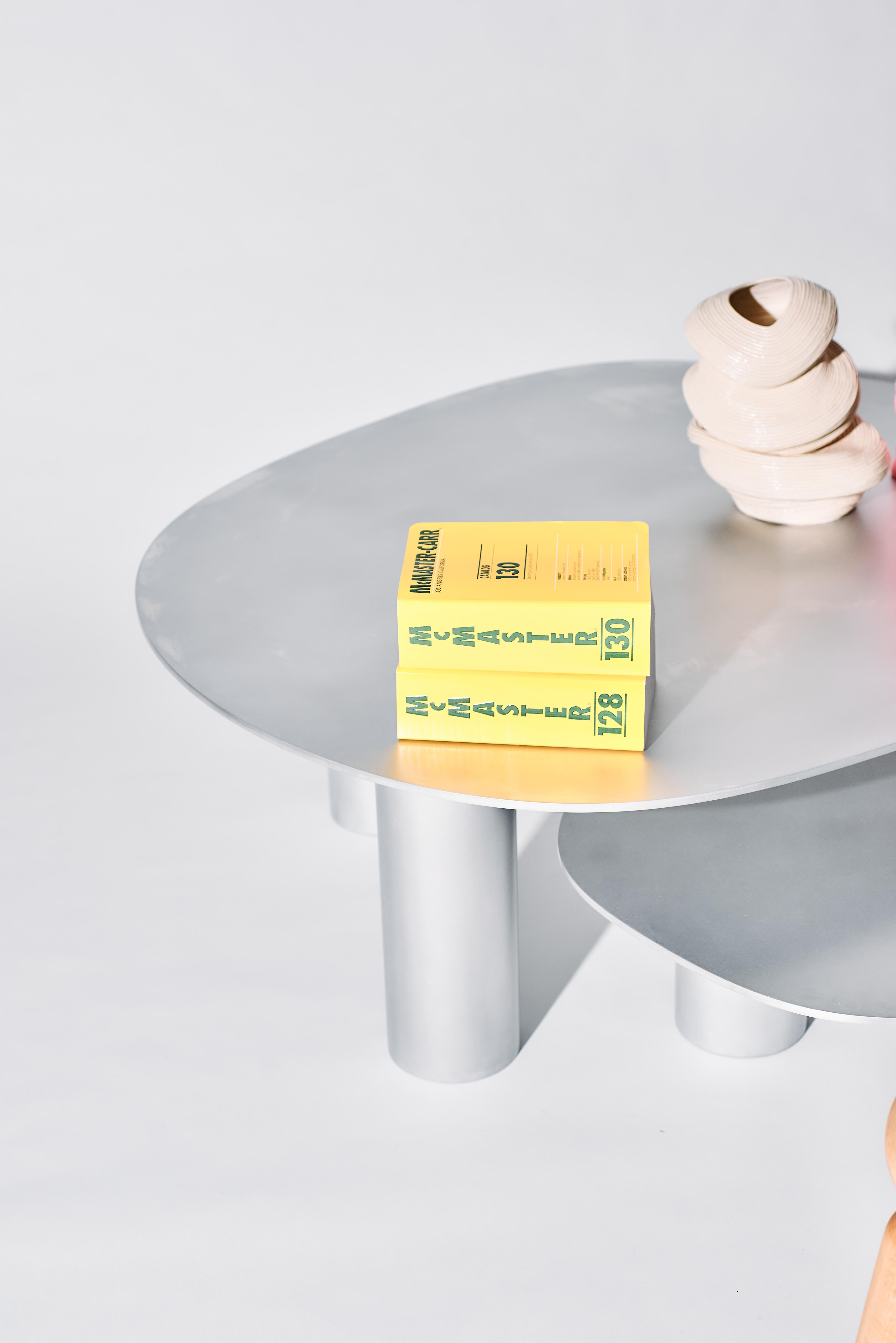 Nested Puddle Tables - Trois tables basses superposées en aluminium avec pieds cylindriques Neuf - En vente à Los Angeles, CA