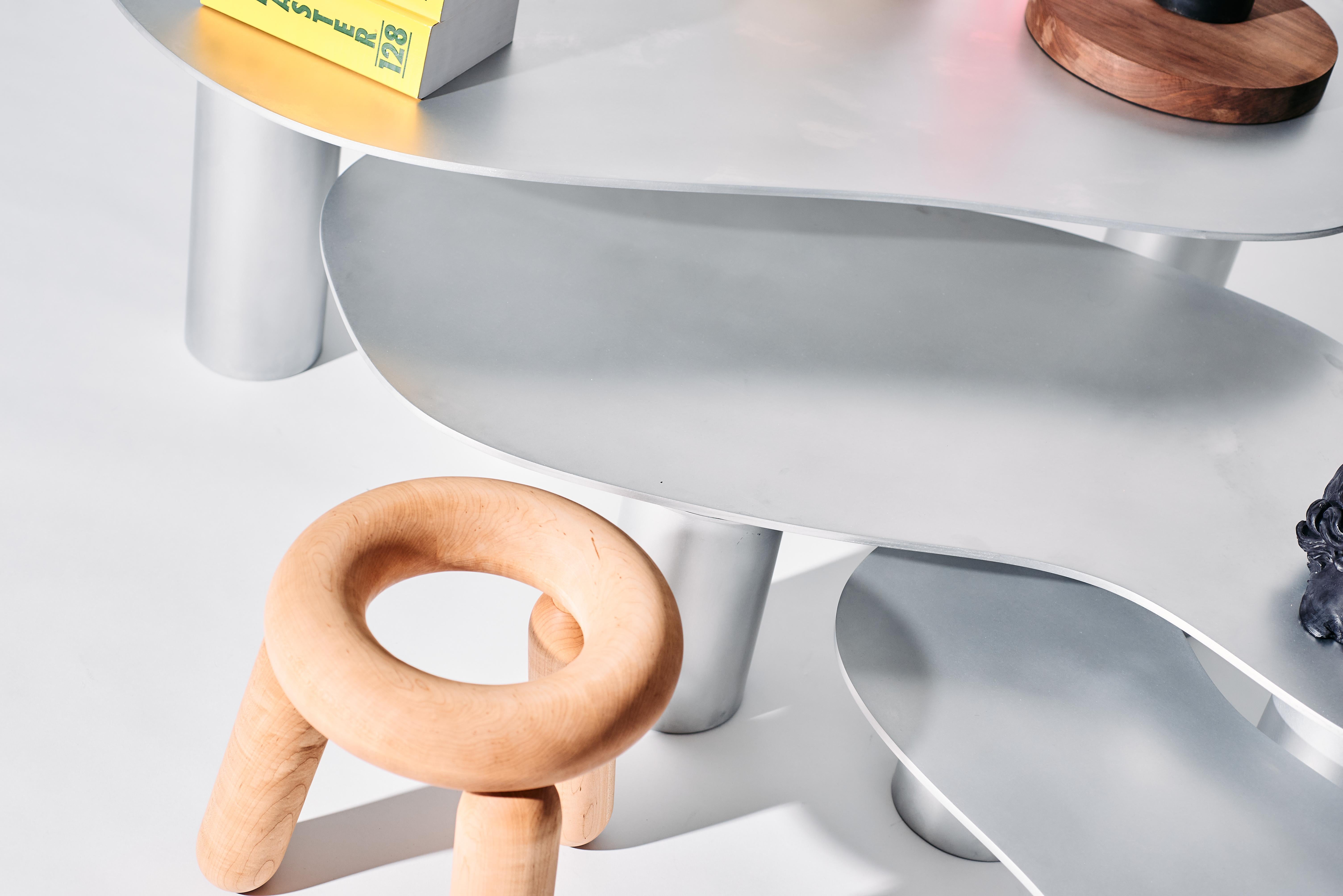 XXIe siècle et contemporain Nested Puddle Tables - Trois tables basses superposées en aluminium avec pieds cylindriques en vente