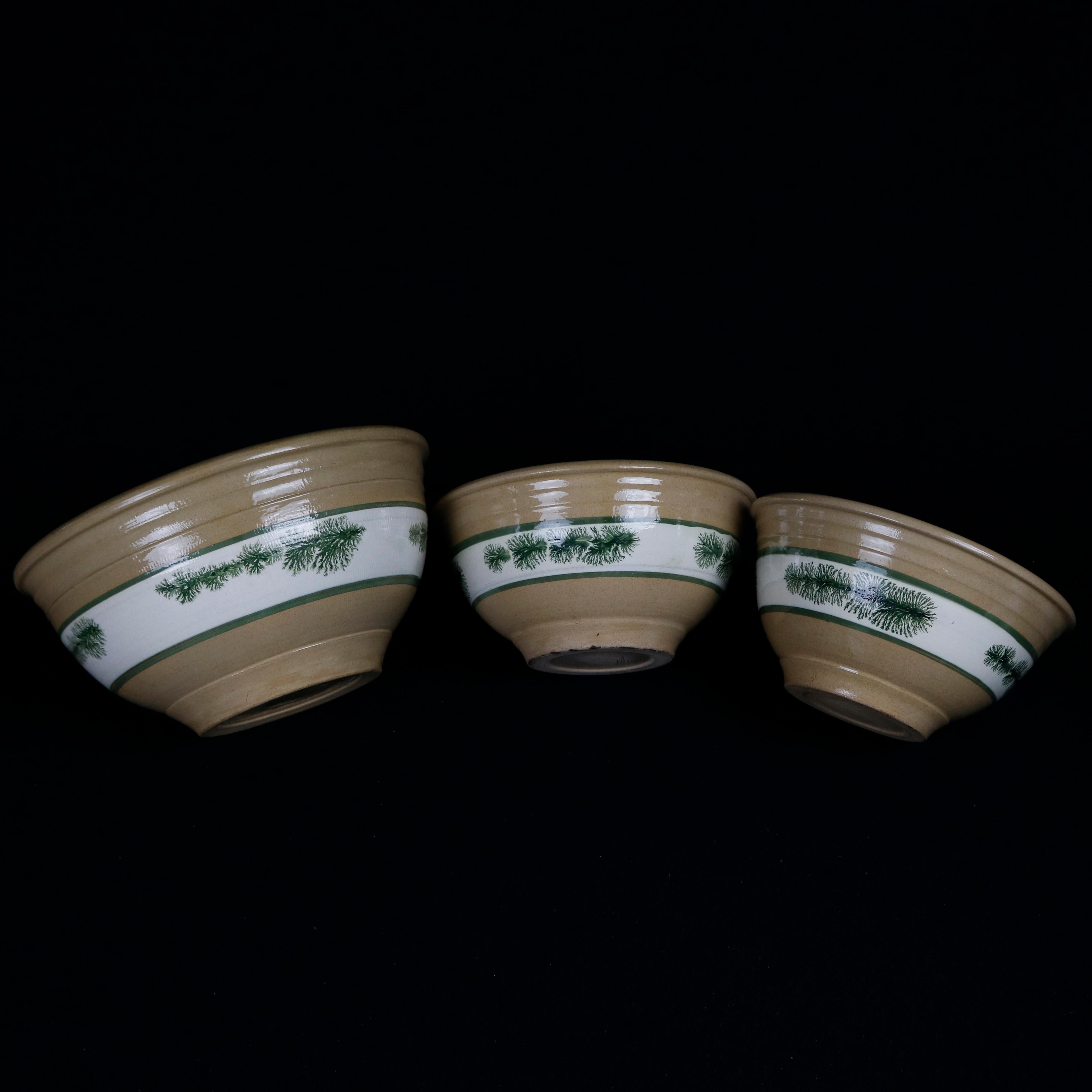 Nested Set of 3 Seaweed Mocha Decorated Pottery Mixing Bowls, 20th Century im Zustand „Gut“ in Big Flats, NY