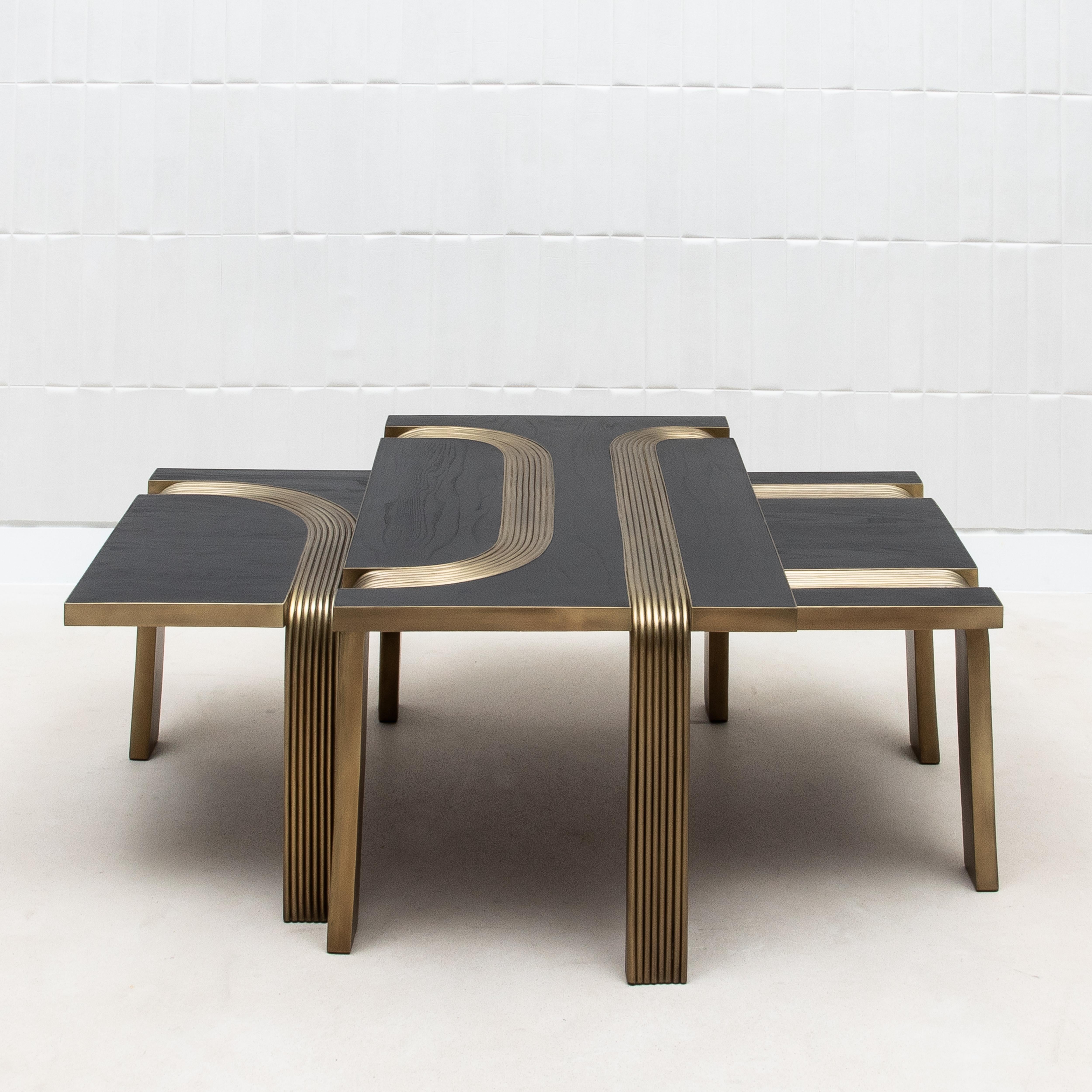 Les tables basses gigognes Licol de R&Y Augousti forment un étonnant duo de deux tables gigognes, fabriquées de manière experte pour offrir à la fois une forme et une fonction en parfaite harmonie. Les surfaces épurées en chêne noir sont rehaussées