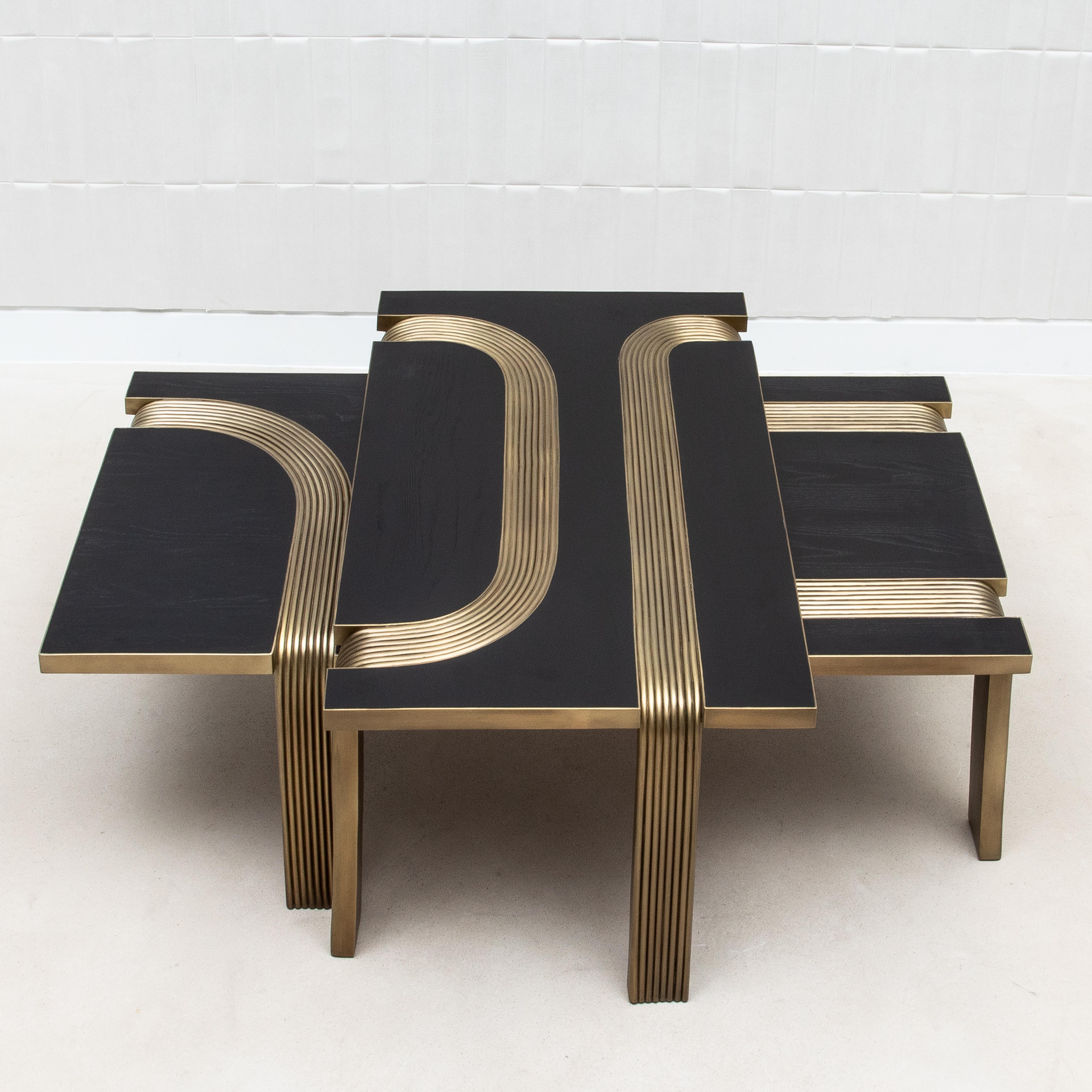 Art déco Tables basses gigognes en Oak Oak avec tiges en laiton patiné par R&Y Augousti en vente