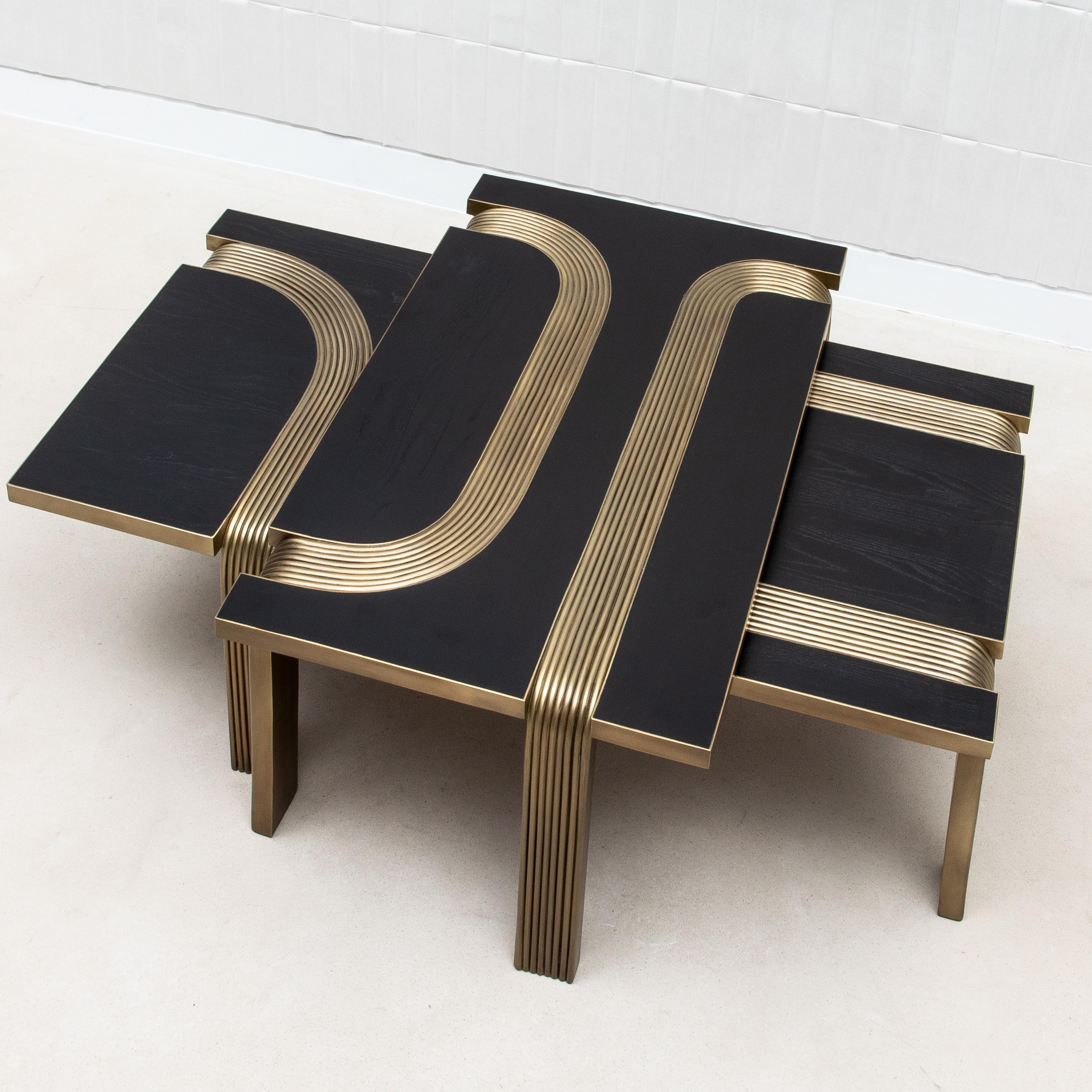 Philippin Tables basses gigognes en Oak Oak avec tiges en laiton patiné par R&Y Augousti en vente