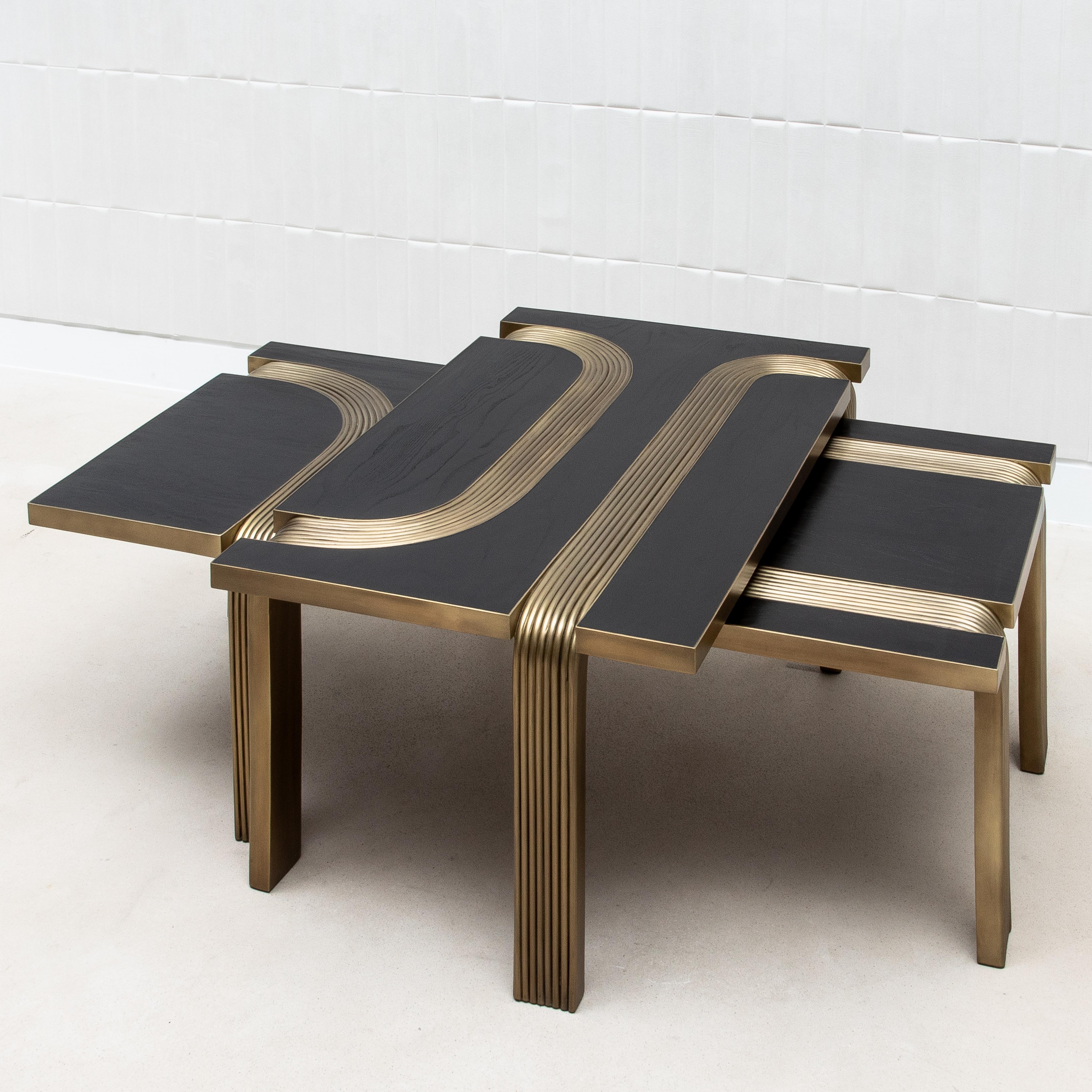 Fait main Tables basses gigognes en Oak Oak avec tiges en laiton patiné par R&Y Augousti en vente