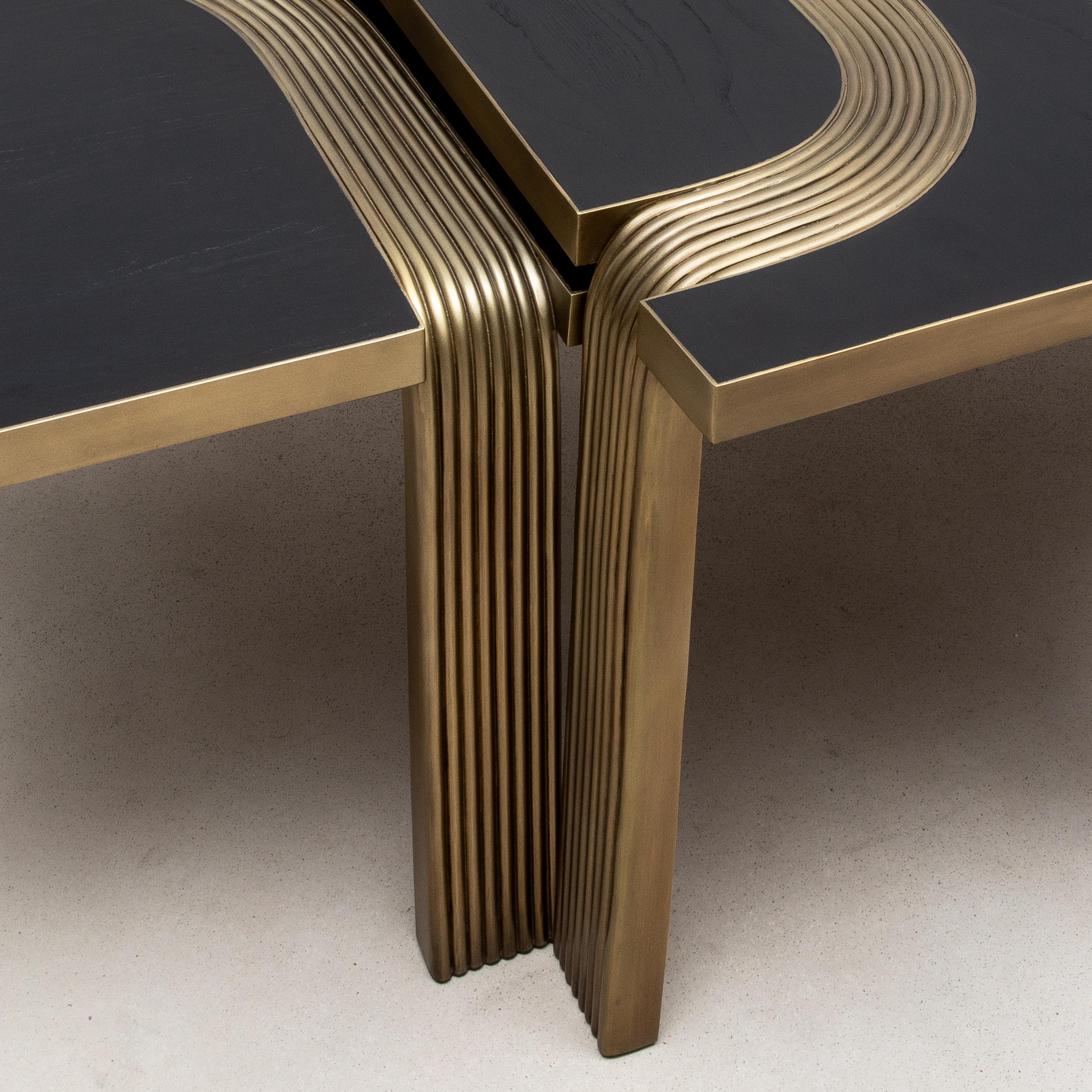XXIe siècle et contemporain Tables basses gigognes en Oak Oak avec tiges en laiton patiné par R&Y Augousti en vente